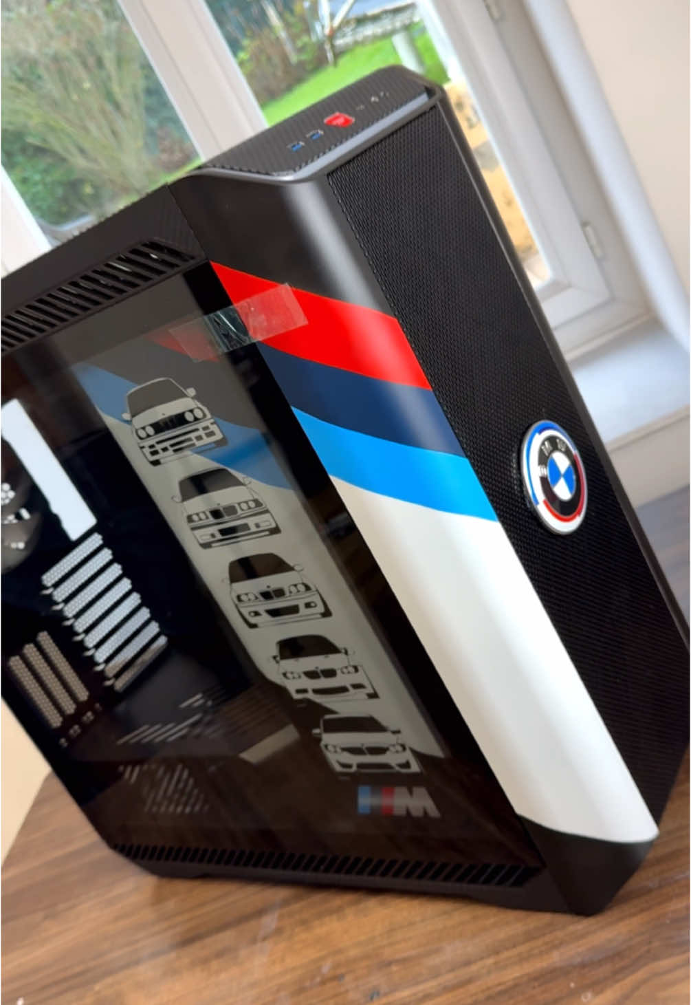 Ça c’est un vrai pc de mangeur d’asphalte 🚗🎨 #custom #bmwmotorsport #pcgaming 