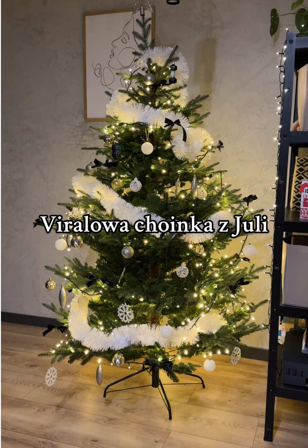 Jest przepiękna! 🎄  Ta choinka rzeczywiście wygląda bardzo realistycznie. Znajdziecie ją w Jula za 399zł 🎄 #choinka #choinkajula #christmas #christmastree 