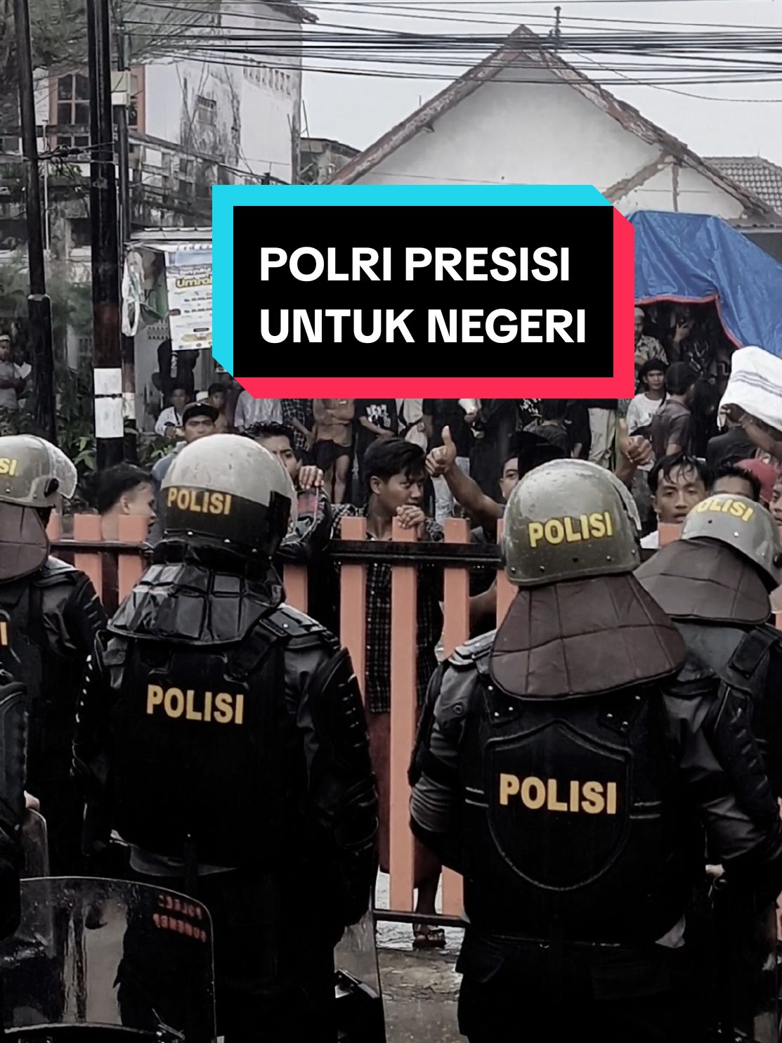 Hari ini menjadi hari panjang bagi jajaran Polres Sumenep. Sejak pagi hingga hampir tengah malam, mereka berdiri di garis terdepan mengawal jalannya aksi unjuk rasa. Dengan dedikasi tinggi, aparat keamanan menjaga situasi tetap kondusif, meski lelah mulai terasa seiring waktu berlalu. Namun, apresiasi setinggi-tingginya juga patut diberikan kepada para pendemo. Mereka menunjukkan kedewasaan dan kepatuhan dalam menyampaikan aspirasi secara damai dan tertib. Tak ada provokasi, tak ada kerusuhan—hanya suara rakyat yang menggema dengan damai. Hari ini, Sumenep membuktikan bahwa demokrasi dan keamanan dapat berjalan beriringan, selama semua pihak saling menghormati. Terima kasih kepada semua yang telah menjaga harmoni ini. #SumenepDamai #PolresSumenep #UnjukRasaTertib #HarmoniDemokrasi #KemanusiaanDiGarisDepan