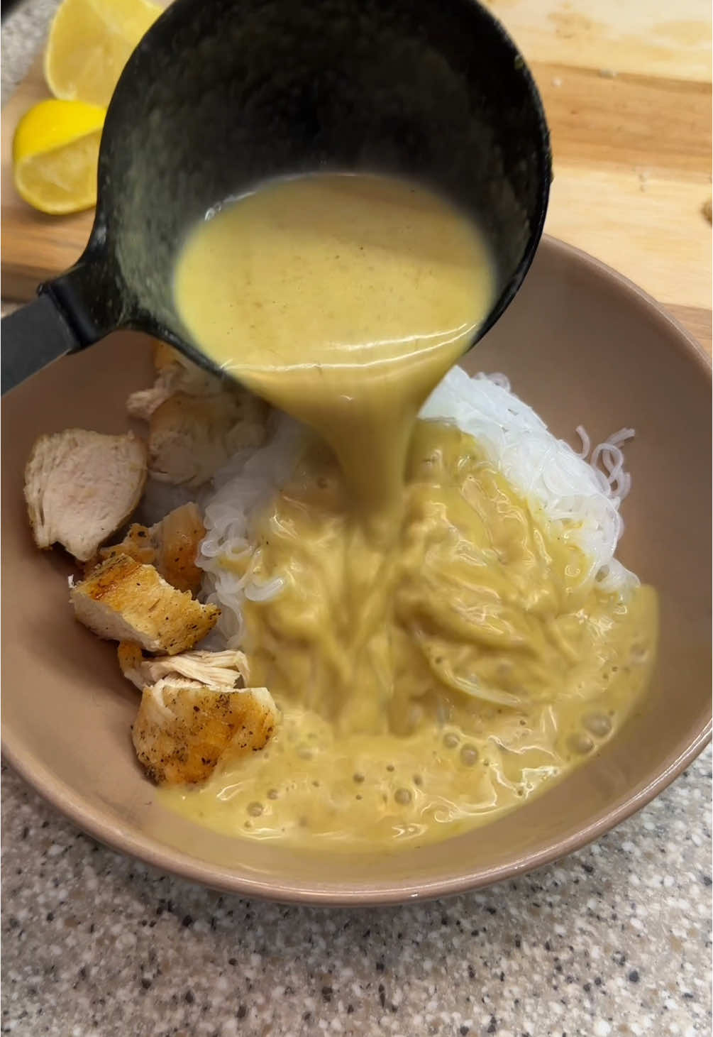 Вони називають це creamy coconut noodle soup, я називаю це лінивий супчик щоб зігрітись 🙃 І @Rozmova! Щоб зігрітись, впоратись і іти далі. Бо розмова допомагає завжди 🤍 особливо з промокодиком KHLIB20 зі знижкою -20% на першу сесію 💗 сподіваюсь це побачить той кому це треба 🫰 цьомік! 