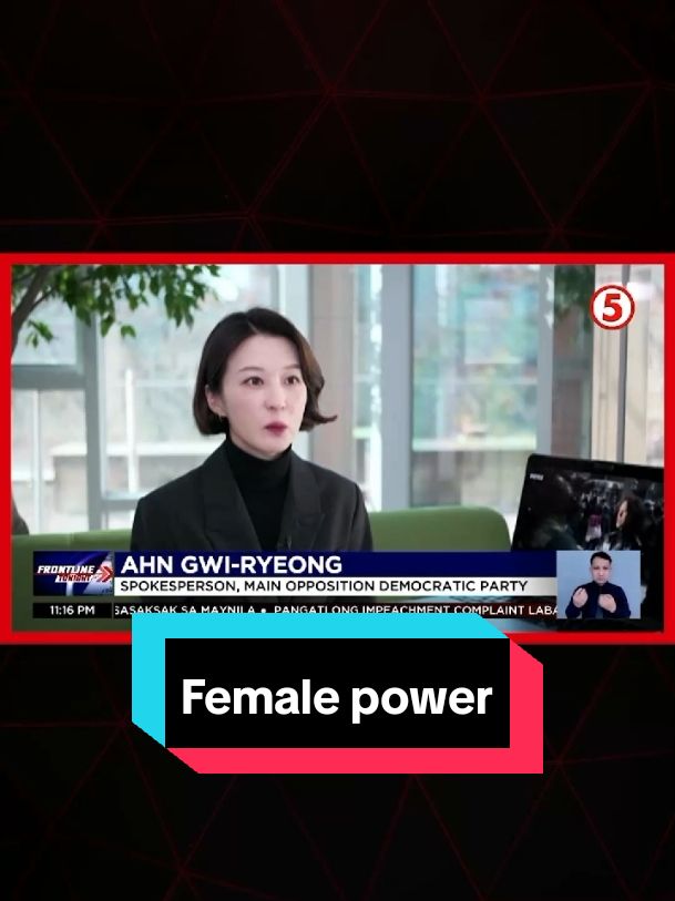 Pang-#KDrama raw ang eksena ng isang babaeng politiko sa South Korea na matapang hinarap ang mga sundalo nang ipatupad ang Martial Law sa bansa. #FrontlineTonight #SocialNewsPH #News5 