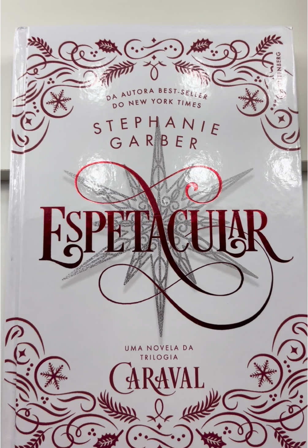 Ediçao especial de Caraval ❤️  Ansiosa para voltar ao mundo magico que so Caraval nos proprociona! 🪅⛄️❄️  #caravalseries #caraval #lendario #finale #stephaniegarber #BookTok #espetacular #livrostiktok #fy #foryou #romance #romancebooktok #especialdenatal #fantasybooktok 