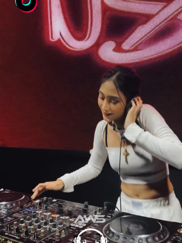 IDOLA BIKIN CANDU😘✅🎧#djusa #djbreakbeat #djpopulertiktok #djterbaru2024 #djcantik #djtiktok #djfyp #foryou #djfullbass #djviraltiktok #djviral #jedagjedug #djsong #jungledutch #djsong #djmelody 