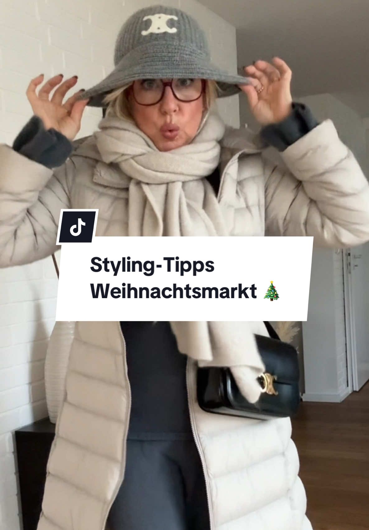 Auf geht’s zum Weihnachtsmarkt!  Mein Outfit: schön warm, bequem und lässig – genau mein Ding.  Link für den Mantel findet ihr in meiner bio. #weihnachtsmarkt #winterlook 