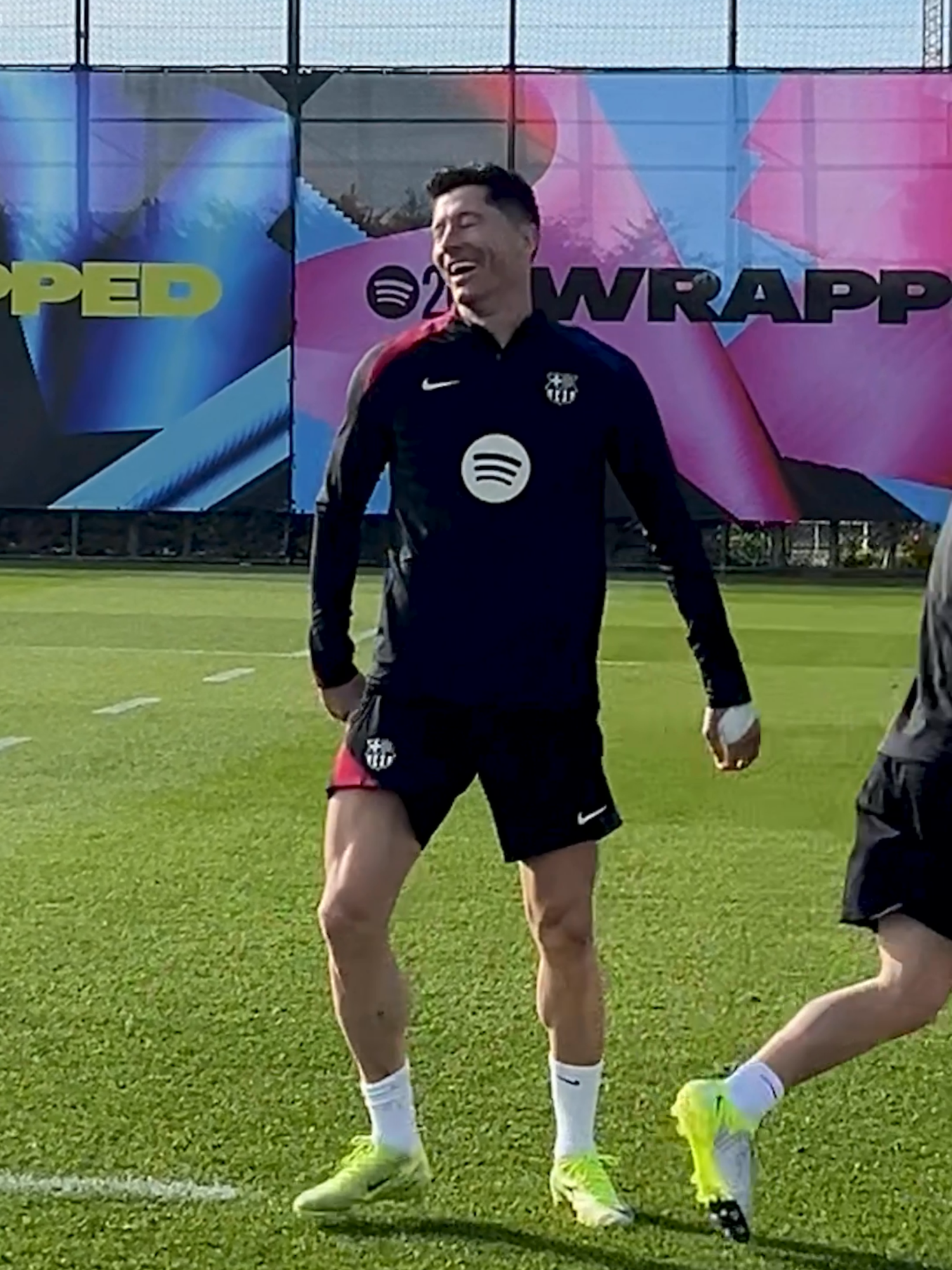 ¡En el Barcelona todos atacan y todos defienden! 💥 🔵🔴 Gavi, Pedri, Yamal y Lewandowski se pusieron a prueba en un 1 v 1. ¿Quién fue el mejor? 😛 🎥 @fcbarcelona #Barcelona #Barça #futbol #LaLiga #soccer