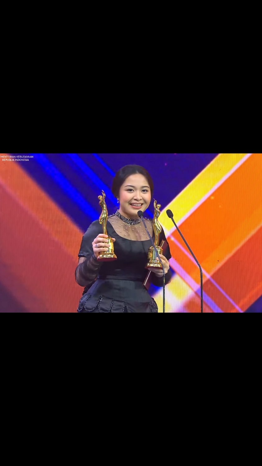 Bernadya berhasil memboyong tiga kemenangan di AMI Awards 2024, yaitu di kategori Album Terbaik-Terbaik, Album Pop Terbaik, dan Pencipta Lagu Pop Terbaik. #bernadya #amiawards #amiawards2024 #bernadyasatubulan #bernadyaribka #musikindonesia #untungnyabernadya 