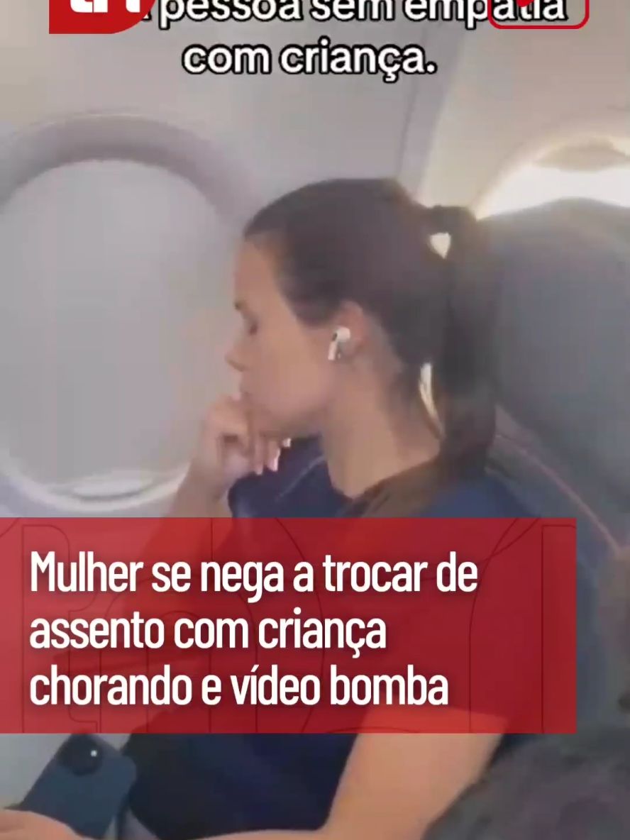 Viralizou 😳✈️ Uma polêmica que aconteceu dentro de um avião tomou conta as redes sociais nesta quarta-feira (4). Um vídeo mostra a mãe de uma criança gravando Jennifer Castro— mulher que estava no assento da janela— porque ela se recusou a trocar com a criança. O vídeo mostra a mãe revoltada com a situação, que fala “Você não tem empatia com uma criança”. Após o vídeo viralizar, a autora privou a conta nas redes sociais, mas as imagens já tinham se espalhado. Nas redes sociais, o público criticou a exposição que Jennifer sofreu e a defendeu. Desde o vídeo publicado, ela ganhou mais de 100 mil seguidores no Instagram. 