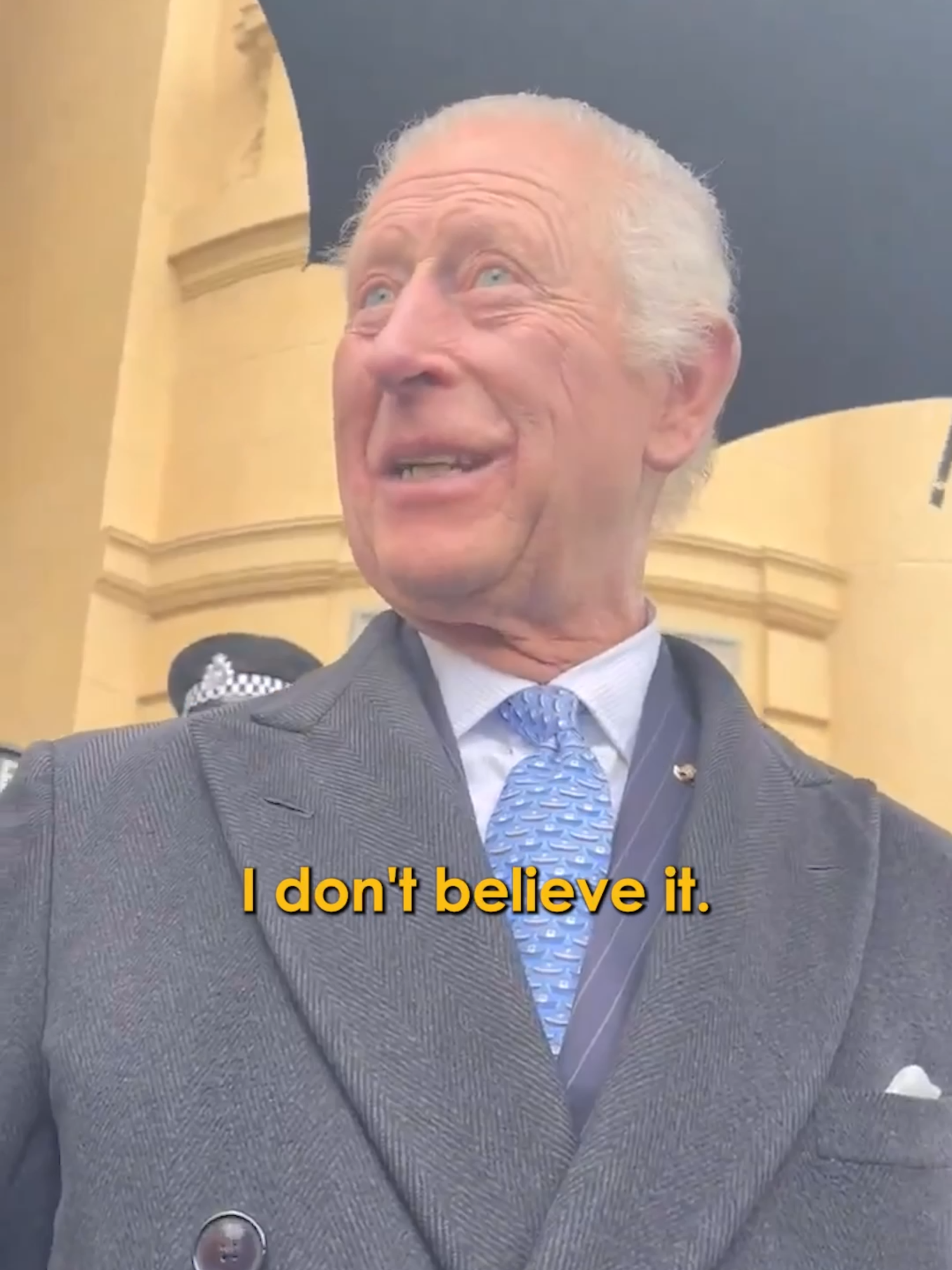 King Charles thrills tourists during surprise stroll in Notting Hill. #kingcharles #london #nottinghill #royalfamily #tourist