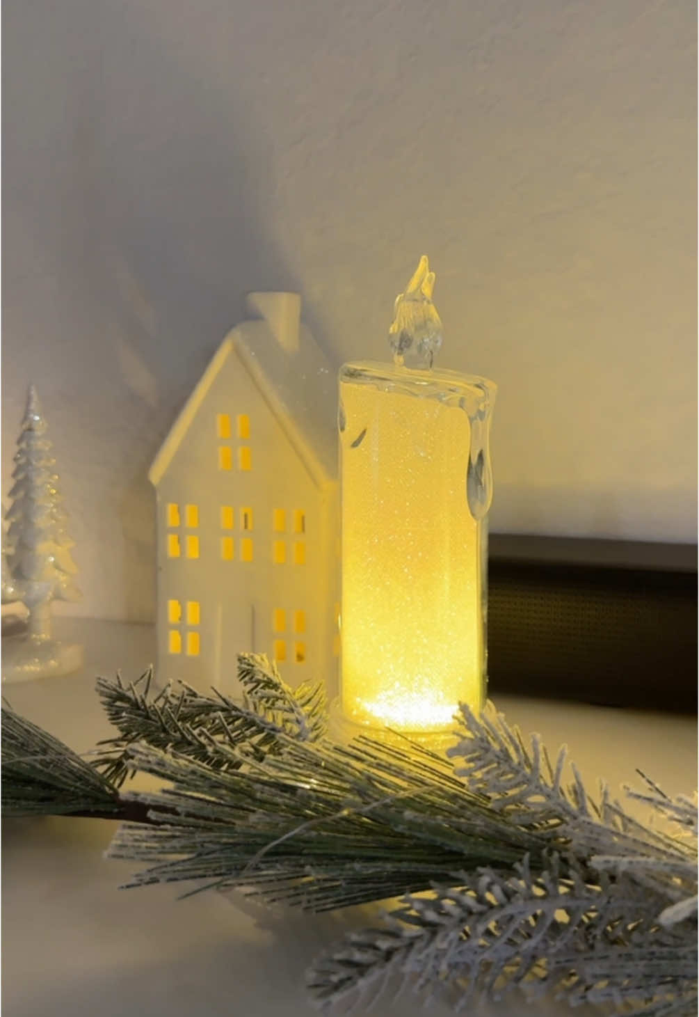 La navidad es mi epoca favorita y todo lo que sea para adornar lo quiero #christmas #navidad #christmasideas #christmasdecor #consola #livingroom #homedecor #homedecorideas #canddles #vela 