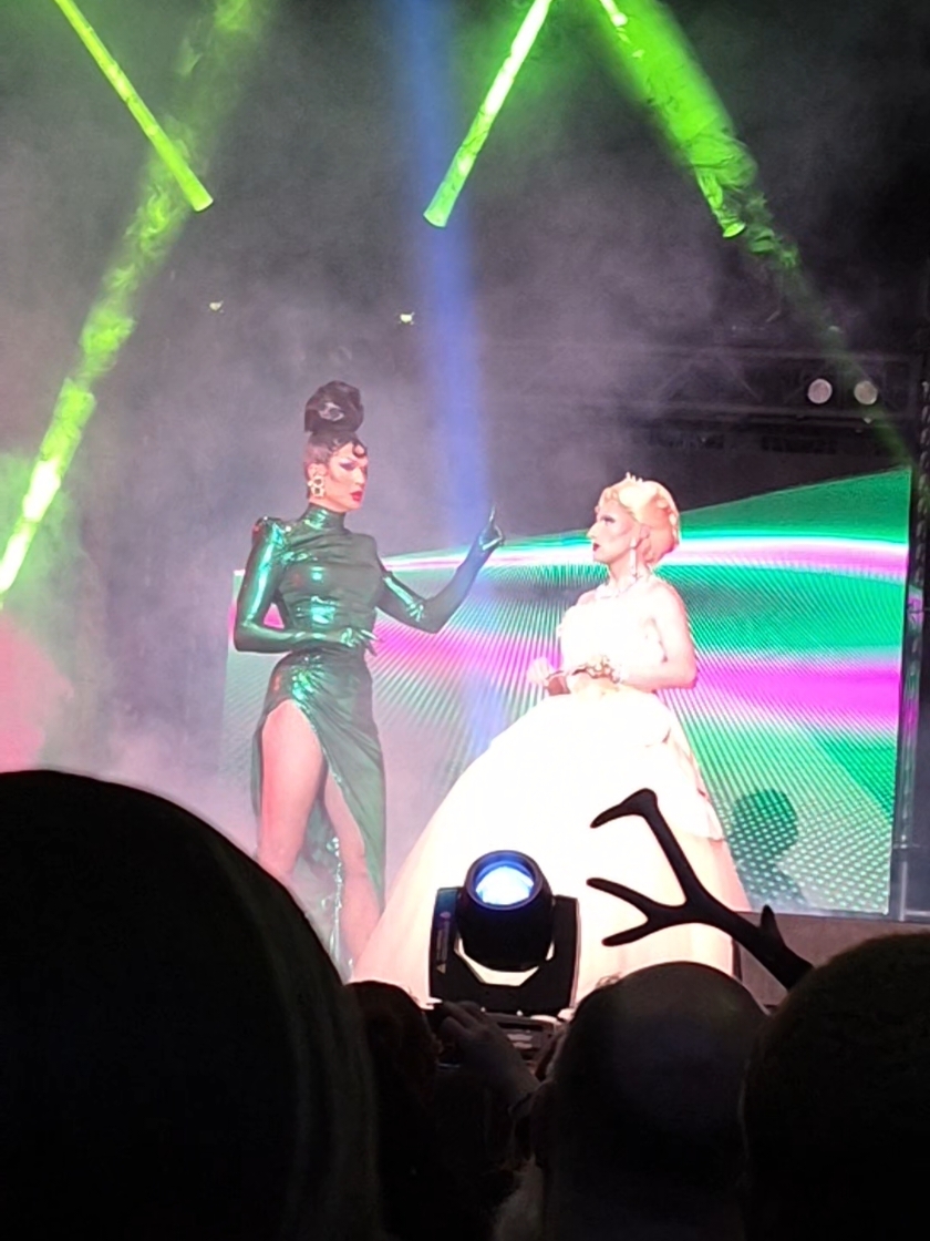 I think I prefer this version of wicked 👀 @Brooke Lynn Hytes @Plasma #dragqueenchristmas #wicked #brooklynhytes #plasma #glinda #elphaba #dragqueens #dragqueen  #protectdragqueens #londonontario 