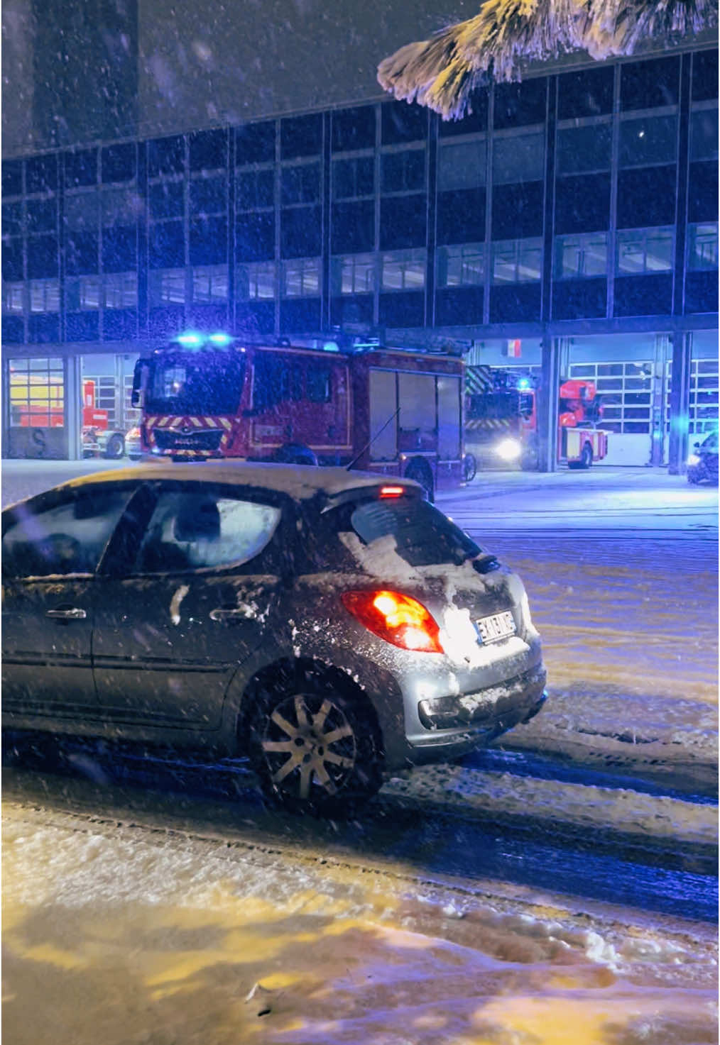 Depart FEU FPTSR1/EPC l32a-xs/VL 1/VTU 1 CSP Mulhouse sous la neige #sapeurpompier #sis68 #sdis68 #68 #mulhouse #neige #snow #incendie 