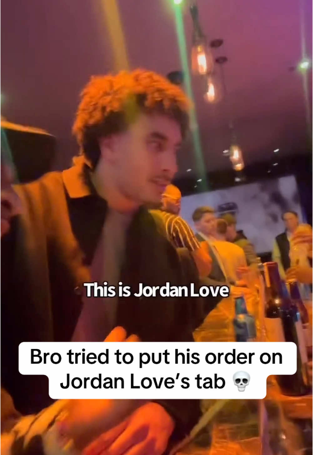 Jordan Love wanted no part in picking up this guy’s bar tab 😂 (via travque/IG) #greenbay #greenbaypackers #packers #lambeaufield 