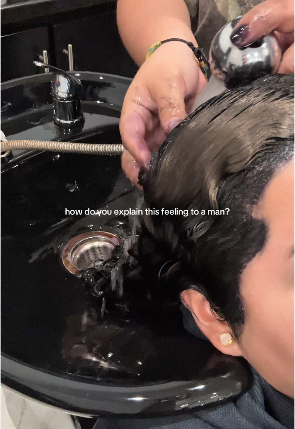 i could literally go to sleep while they wash my hair  #hairsalon #washinghair #hairtransformation #dyingmyhair #hairday #relatable @Yesenia Salon & Spa 