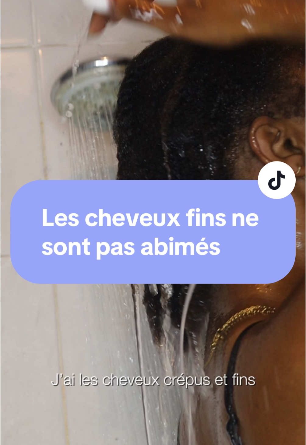 Ce serait chouette de voir plus d’afro fins en 2025 non ?  C’est clairement un de mes objectifs, normaliser les cheveux moins volumineux. Déjà parce qu’ils méritent leur place, mais aussi pour aider d’autres personnes aux cheveux fins à s’accepter avec.  On a comme une échelle de valeur : si les cheveux sont textures, alors ils doivent avoir des boucles s’ils ont des boucles serrés, ils doivent au moins être volumineux ou longs. Sinon ça ne passe pas, il y a forcément un problème.  Imaginez alors si on a des cheveux sans boucles, courts et sans volume ? On a des cheveux qui paraissent en mauvaise santé alors que hey ? Avoir les cheveux fins n’est pas tant un reproche qu’on fait aux personnes aux cheveux lisses, normalisons le aussi pour les cheveux crépus  #cheveuxfins #cheveuxcrepus #cheveuxnaturels #cheveuxafro #fyp #foryoupage #explore #cheveuxcrepusfins 