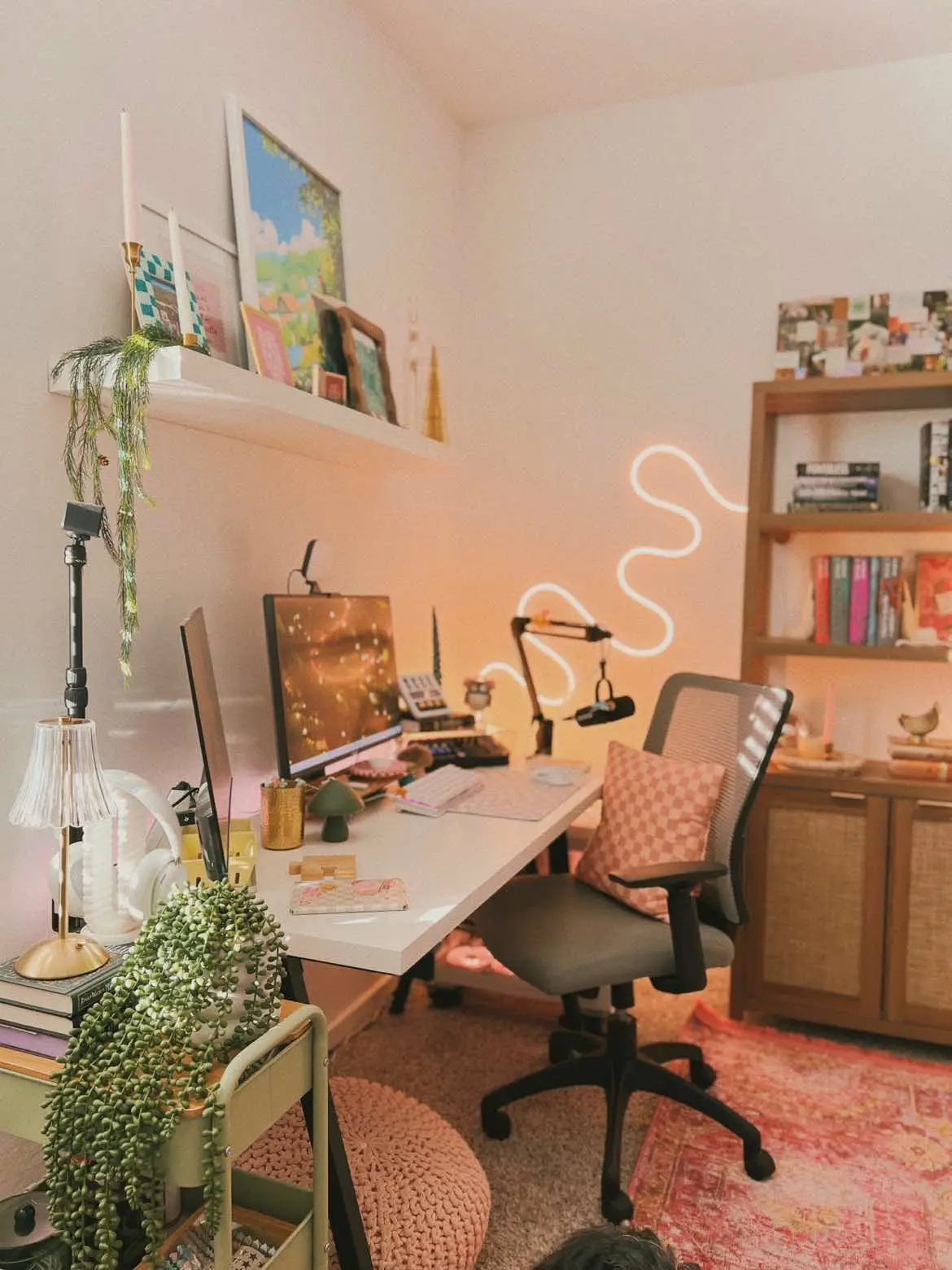 My safe space is feeling a lil more festive ✨💌🎄 • Small Life Updates: ✨ It’s been a lil difficult being consistent with cc recently due to planning a wedding, cc, streaming & working a full time job 😵‍💫 plz send me positive vibesss 💌 I’m in full wedding planning mode, which has been stressful but also very very very exciting! 🎄I said no to buying Christmas presents this year but I keep finding items for my friends and family 😂 we will see if I can keep with my “homemade gifts” promise 😭 ✨ I’m going wedding dress shopping this weekend and I couldn’t be more excited! 👰‍♀️ 💌 My kitten Winry is fully healed from her surgery 🥹 I hope everyone is having a lovely week ❣️ Cozy gaming setup • Christmas decor • holiday decor • Pinterest inspired • aesthetic desk setup • girly gamer setup • gamer room • wfh • home inspo • cozy gamer #setup #cozygamingcommunity #cozyroom #cozygamingsetup #GamingSetup #gamingdesktour #setuptour #pinterestinspired #gaming #gameroom