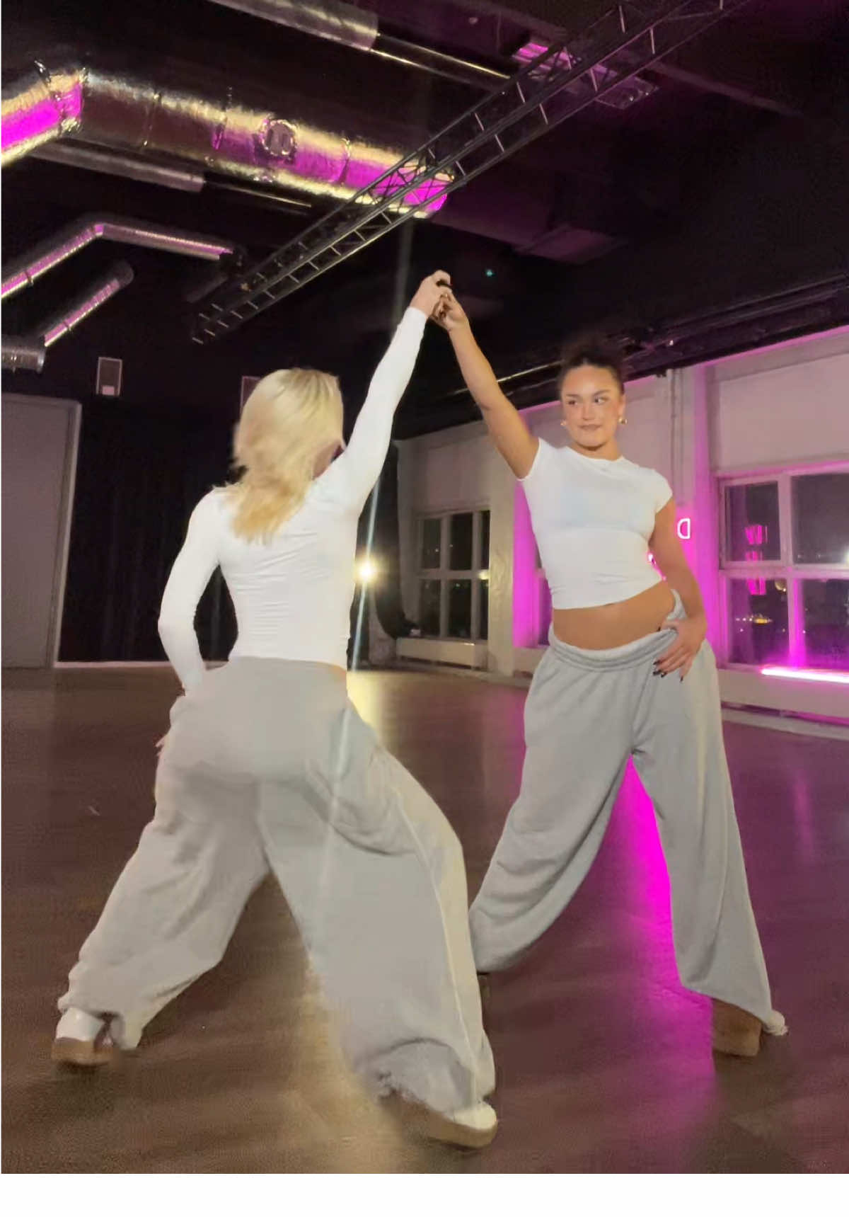 yes, we love this dc @JhorelZapanta 🥵 and again dancing with @Anniina 💝💝💝 #fyp #moneypullup #dance #duo #duodance 