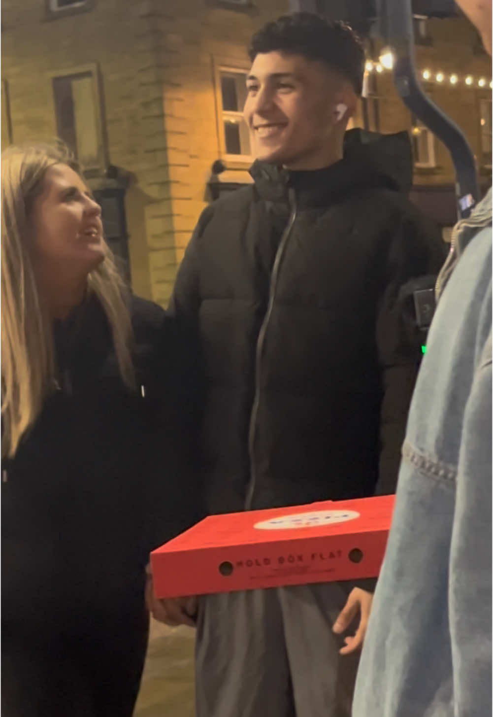 She won him a free #pizza 😍🥰🍕