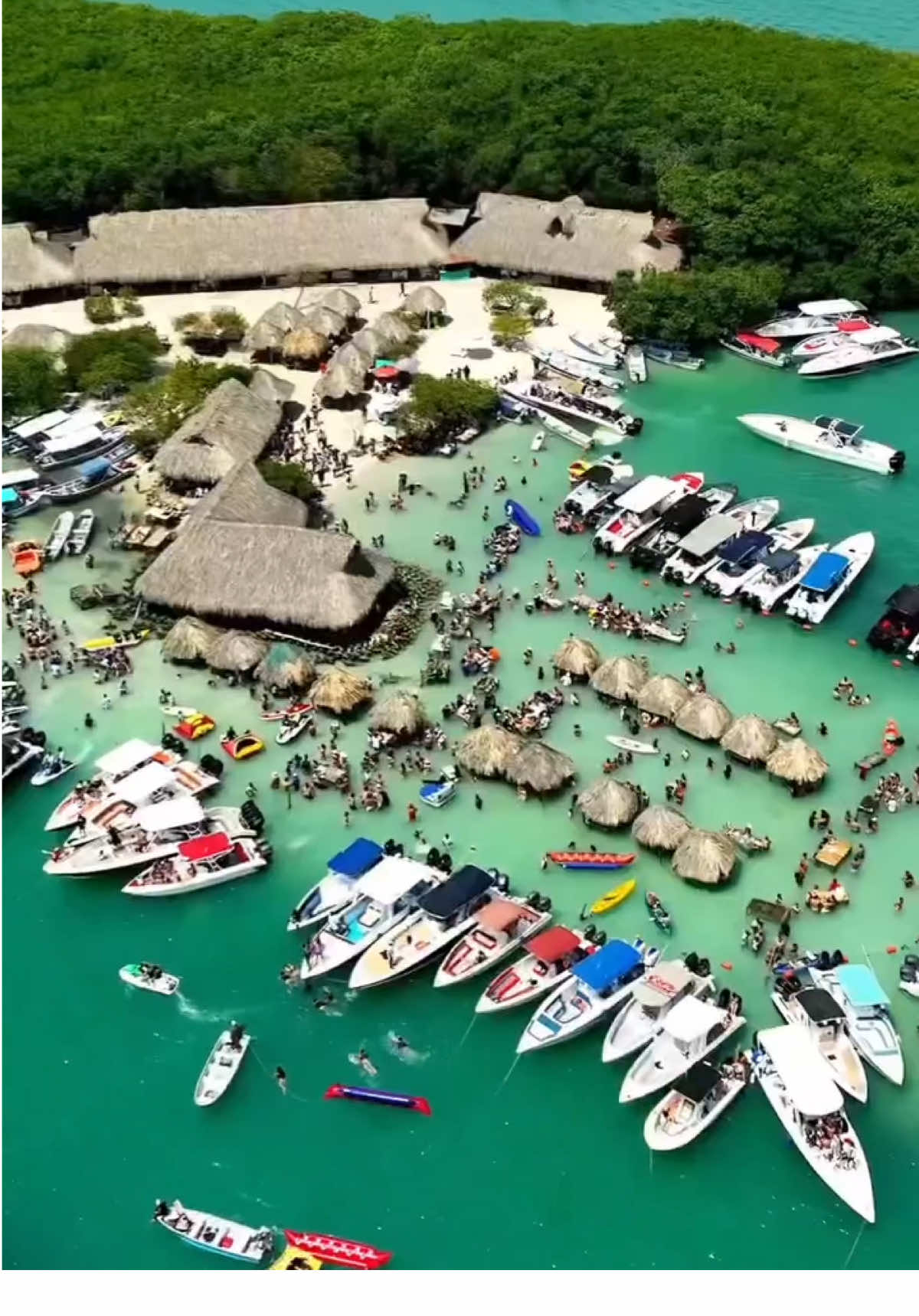 Cholon, la isla con el mejor ambiente rumbero de Colombia 🛥️🍾💃🏻🇨🇴. #turismo #turismocolombia #turismocartagena #marcaribe #fyp #holiday #travelcolombia #viral #cartagenatravel #islasdelrosario