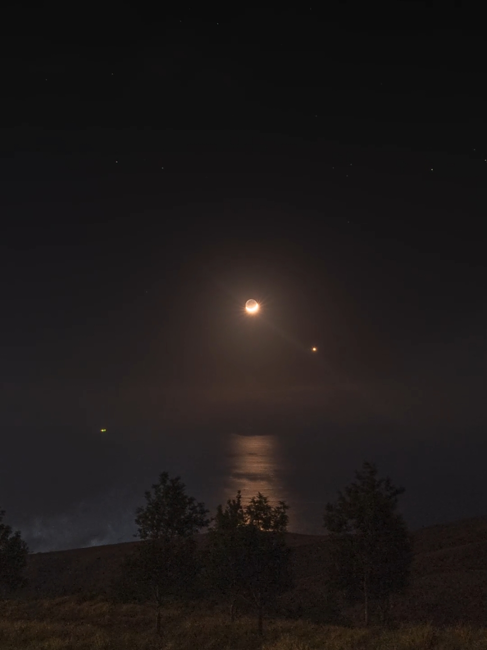 (O'ahu, Hawai'i) The Venus Moon 🌙 conjunction last night 12-4-24. If you watch the entire video, you'll see the distance between the moon and Venus grow wider. Flat earthers are always asking me why does the moon move at the same speed as the stars and planets. Well here is the evidence that they do not 😆 I tried my best not to blow out the moon but it's always tricky to find the balance with the landscape. Also the salt in the air from the latest swell 🌊 made the timelapse a little more foggy than usual. Enjoy! 😁🤙🏼 #moon #venus #moonset #nightsky #hawaiitiktok