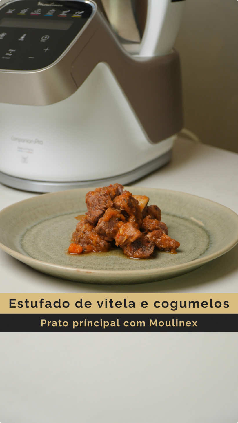 ESTUFADO DE VITELA E COGUMELOS 🍄‍🟫 - Esta tens mesmo de experimentar!  É daquelas em que a carne fica tão tenra que se desfaz na boca.  Os cogumelos adicionam um toque de sabor inigualável. É o conforto em cada garfada com a ajuda da Companion Pro da @moulinexpt! - Para esta receita vais necessitar de: • 1kg de vitela para estufar • 250g de cogumelos • 1 cebola • 2 dentes de alho • 1 folha de louro • Azeite • Sal • Pimenta preta • 1 cenoura • 1 alho francês • 2 tomates sem pele e sementes • 1 copo de vinho branco • 1 cálice de whisky • Tomilho • 1 malagueta sem sementes • Salsa • 1 c. chá de açúcar • 1 c. café de picante Agora? Agora é a tua vez!!!  - - - - - #qchef #ochefemtuacasa #moulinex #companionmoulinex #estufadodevitela #vitelacomcogumelos #receitadeliciosa #cozinhasimples