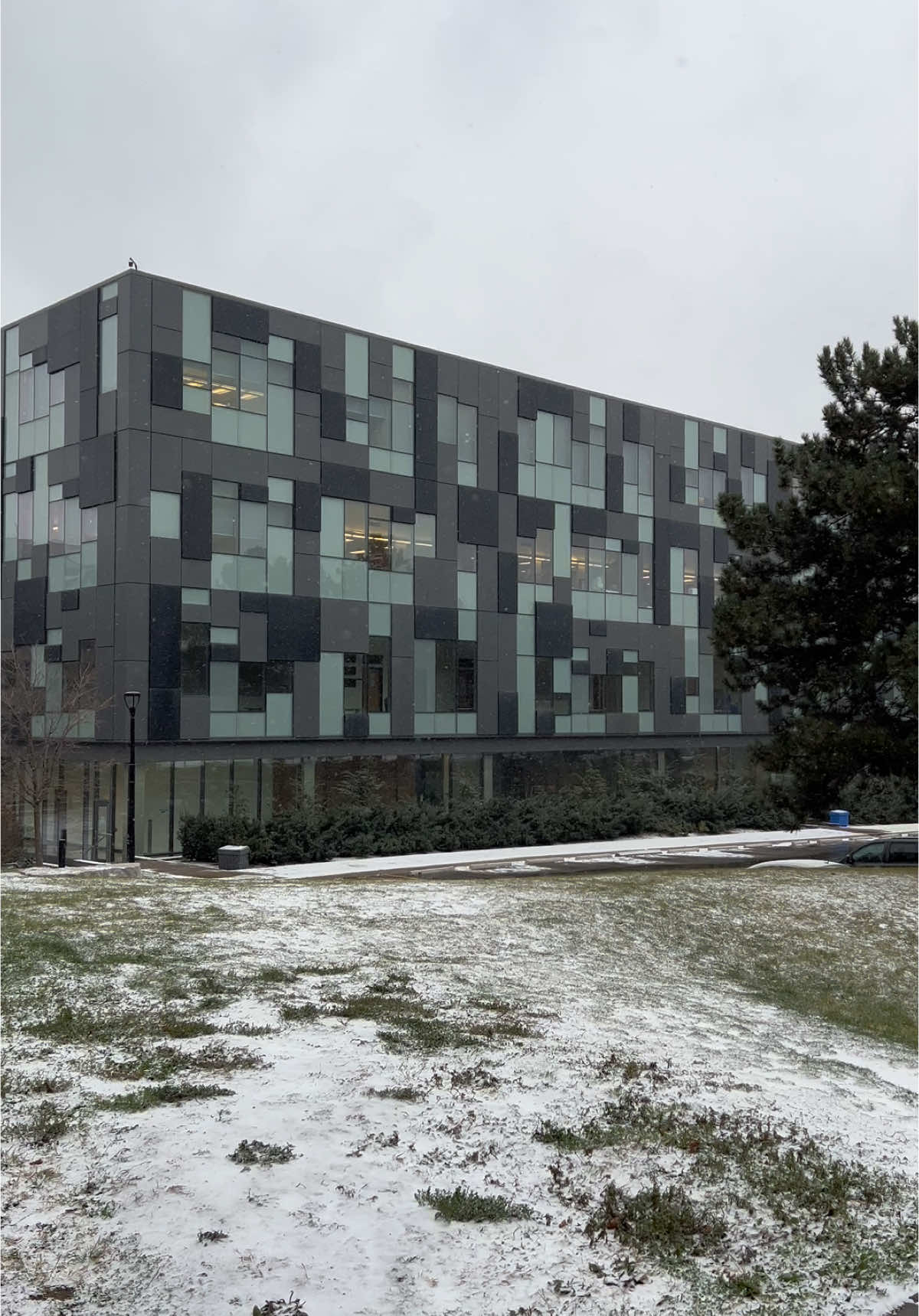 York U has officially had its first snow fall of the season! Our Keele Campus is looking magical as we embrace the chill and the end of the fall semester. ❄️🦁 | #YorkU 