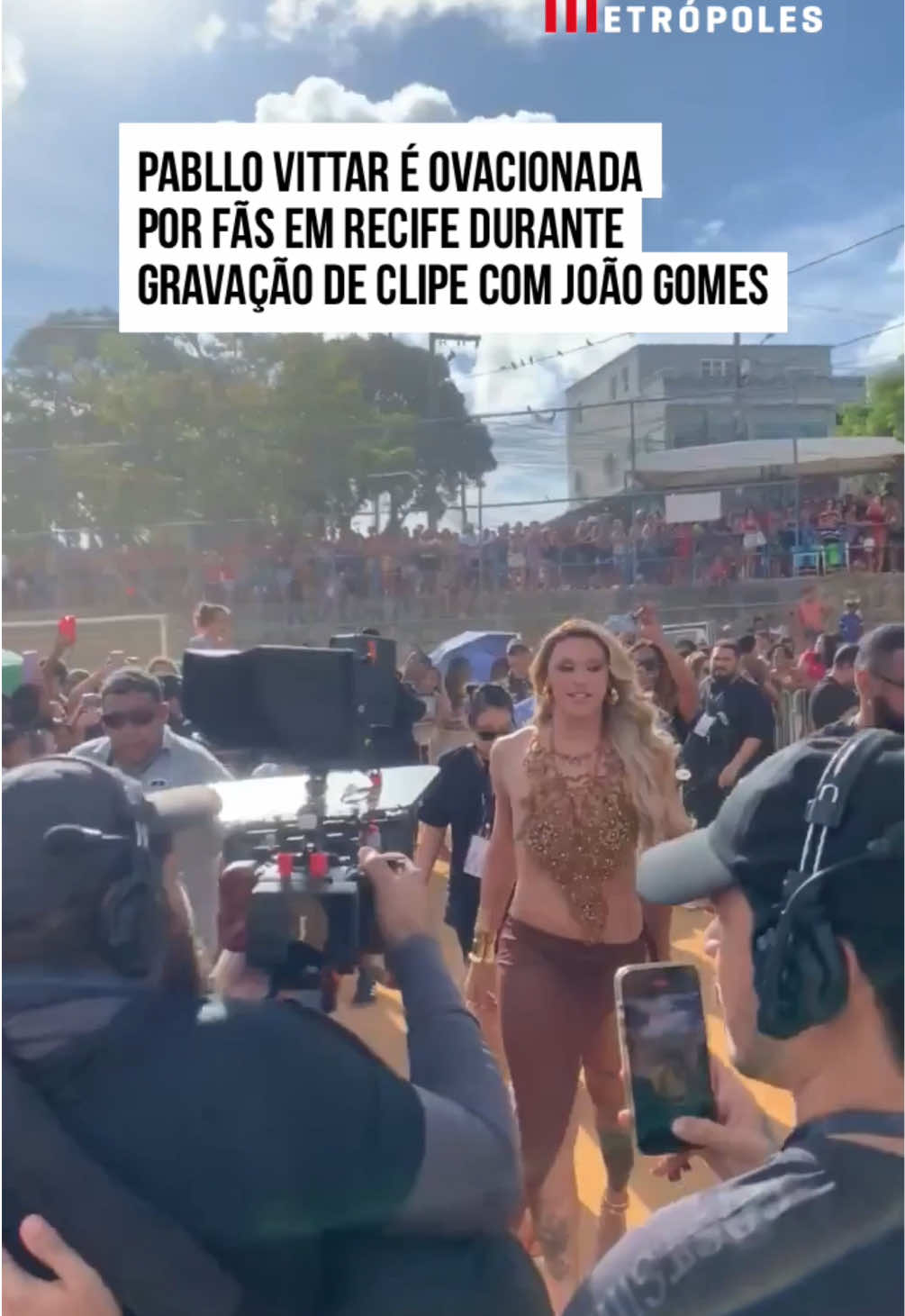 A cantora #PablloVittar chegou ao bairro de Ibura, em #Recife, no #Pernambuco, na tarde desta quinta-feira (5/12) e recebeu uma multidão de fãs. Ao transitar pela cidade, a drag queen foi acompanhada de perto pelos admiradores e aproveitou a ocasião para tirar fotos e dar autógrafos. Pabllo esteve em Ibura para a gravação do clipe da música Vira-Lata, do cantor #JoãoGomes. Adultos e crianças se reuniram para acompanhar a passagem da artista. Carismática, Pabllo esbanjou sorrisos e contagiou a população do bairro. #EntretêNews 