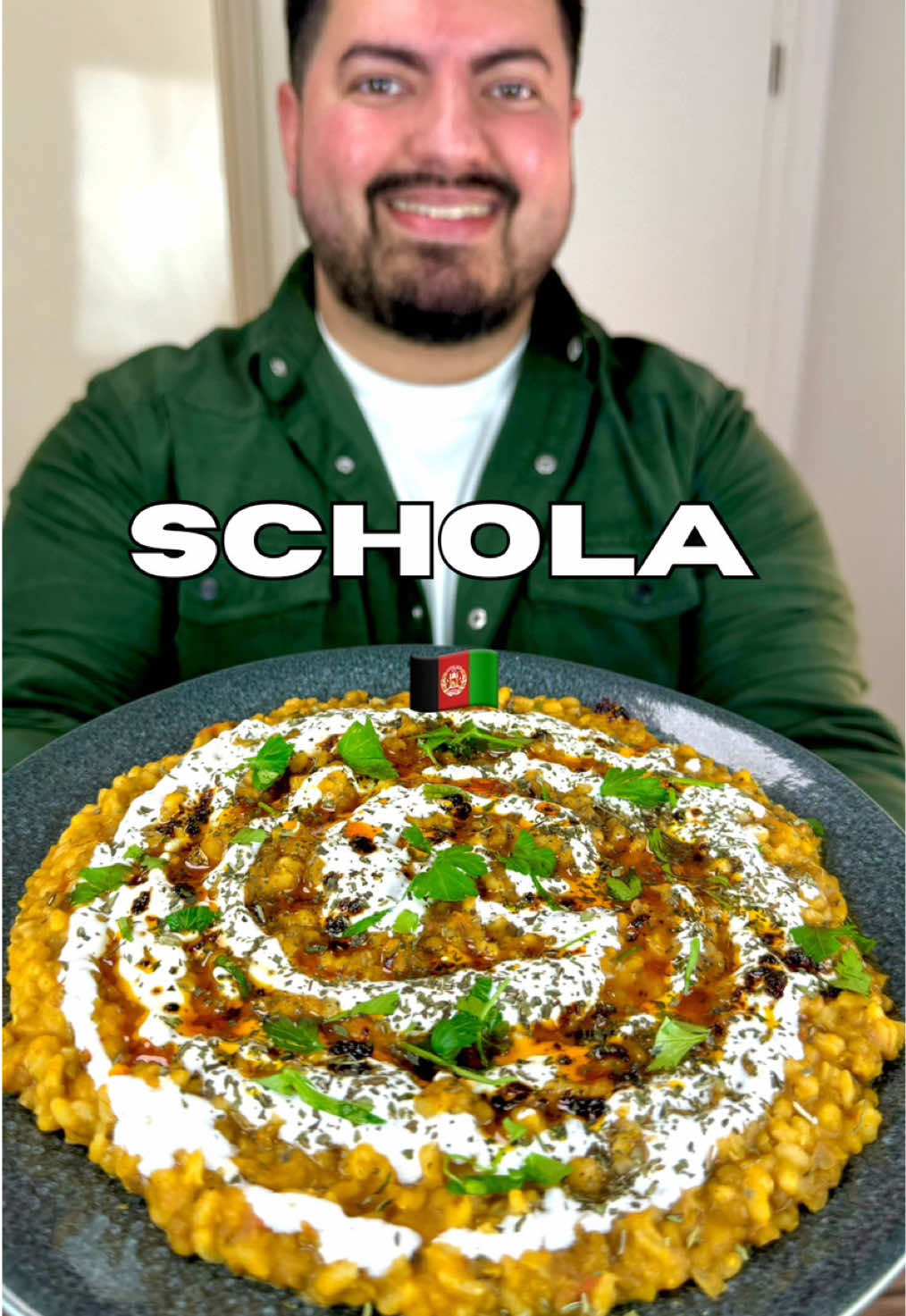 Schola 🇦🇫 Schola ist ein vielseitiges afghanisches Gericht, das oft zu besonderen Anlässen serviert wird. Es vereint sämigen Reis mit würzigen Komponenten wie Mungbohnen, Tomaten und einer erfrischenden Quarksauce namens Chakka – ein echtes Wohlfühlessen! Zutaten (für ca. 6 Portionen): •	250-300g Mungbohnen •	500g Milchreis •	1 Dose gehackte Tomaten •	2 EL Tomatenmark •	1 Zwiebel •	4 Knoblauchzehen •	1 EL Kurkuma •	1 EL Kreuzkümmelpulver •	1 EL Korianderpulver •	Öl und Wasser •	200g Quark •	Halbe Limette •	Salz und Pfeffer •	Chiliflocken  Zubereitung: 1.	250-300g Mungbohnen waschen und in warmes Wasser für ca. 30 Min einlegen 2.	1 gehackte Zwiebel glasig braten; 3 gehackte Knoblauchzehen und 1,5 EL Tomatenmark reinmischen. 3.	Würzen mit: Je 0,5 EL, Kurkuma, Koriander, Kreukümmel, Chili – Pulver 4.	Mischen und 1 Dose gehackte Tomaten dazugeben. Kurz köcheln lasssen. 5.	Mungbohnen untermischen; Heißes Wasser auffüllen und bei mittlerer Hitze kochen lassen, bis Mungbohnen weich sind (ca. 20-45 Min). Zwischendurch rühren und bei Bedarf heißes Wasser nachfüllen. 6.	Sobald weich, 500g Milchreis unterrühren, mit heißem Wasser bedecken, nachwürzen und ca. 20 Min. auf niedrig-mittlerer Hitze köcheln lassen. 7.	In der Zwischenzeit: Quark Creme Chakka vorbereiten: 200g Quark mit Wasser cremig rühren; halbe Limettensaft, 1 TL Salz, 1 geriebene Knoblauchzehe mischen. Öl Topping: Öl mit 0,5 EL Tomatenmark und 0,5 TL Kurkumapulver mischen. 8.	Schola ist fertig, wenn es eine schöne weiche, cremige Masse ist. Bei Bedarf heißes Wasser nachgießen und mischen, damit sie schön cremig wird.  9.	Servieren: Schola, Chakka, Öl Topping, getrocknete Minze.   #AfghanischeKüche #Schola #Shola #scholarezept #sholarezept #afghanischesrezept #winterrezept #vegetarisch #abendessen 