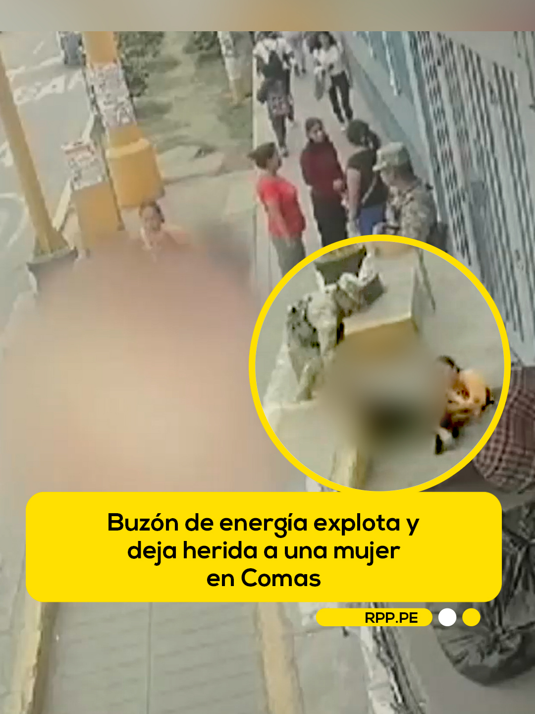 🔴 Una mujer que caminaba en las calles de Comas resultó herida luego que explotara un buzón de energía en plena vía pública. 📲 Más información en rpp.pe #RPP #rotativarpp #comas #perú