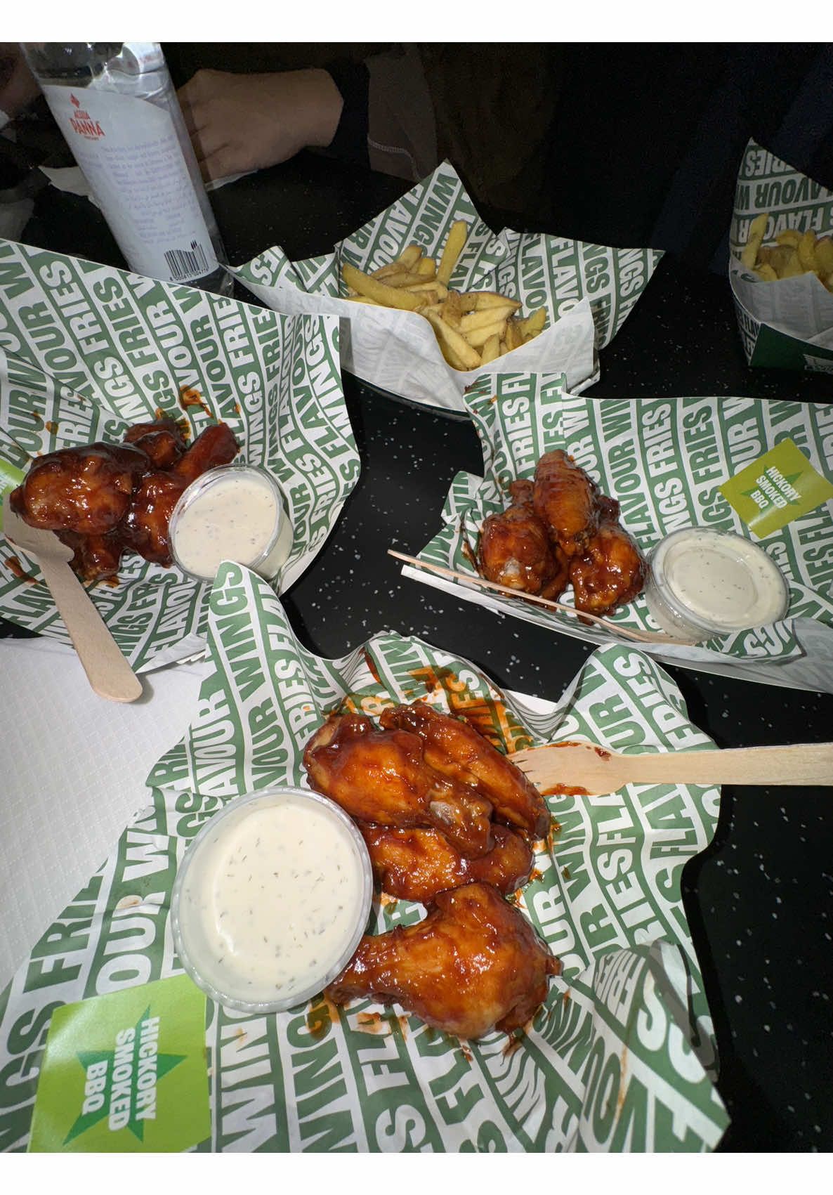 واخيراااا وينجز ستوب بالرياض لذيييذ بشكل مو عادي كل شي عجبني الذ تشيكن وينجز بالعالم 🍗🍗🍗😍😍😍💚💚💚