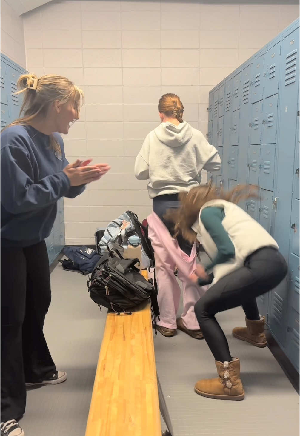 hit the like button if YOU’VE gotton pantsed before!(dw guys  those are leggings!!!)#gymclass#fyp#pleasemakemeviralsoicanpayforcollege #foryou 