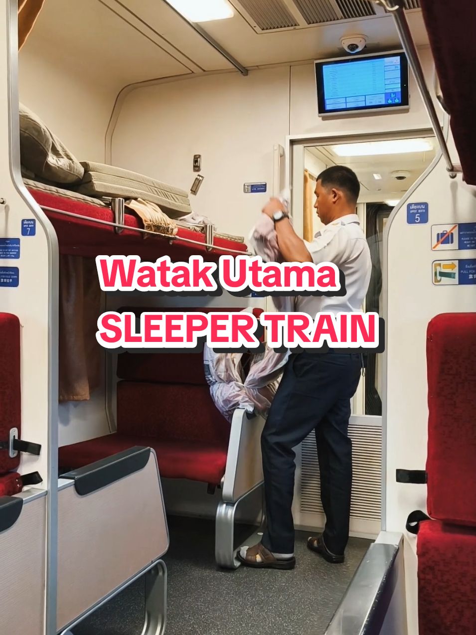 Watak utama 'Sleeper Train' Thai 🇹🇭 Setiap kali menjelang Maghrib atau di awal pagi, akan munculnya kelibat petugas keretapi Thai yang tugasnya hanya satu - tukar kerusi menjadi katil & kemas katil menjadi kerusi balik. Dialah yang kena jaga antara gerabak ke gerabak, tukar cadar, selimut & bantal.  Ramai yang masih tak faham bagaimana kerusi & katil dalam 'sleeper train' ni berfungsi. Ada yang tanya, macam mana boleh tukar jadi katil tu bang? Macam mana nak duduk? Sorang naik atas la dik bila dah tukar jadi katil tu. Sorang katil bawah, sorang katil atas. Masa jadi kerusi kita akan duduk bertentangan dengan penumpang katil atas. #SleeperTrain #ThaiRailways #Bangkok #Hatyai #SpecialExpressCNR 