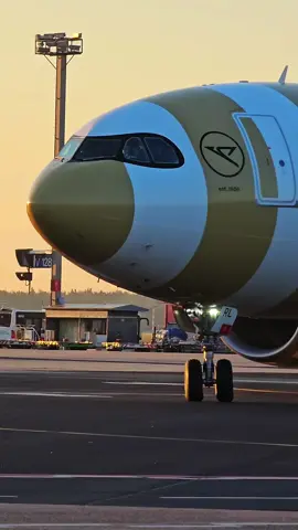 Airbus A330-900 Neo Condor  beim Sonnenuntergang. 🌅🌅🌅✈️❤️❤️❤️ #aviationlovers #planespotting #4you #airport #germany🇩🇪 #trip #flypシ #flying #avgeek #plane #aviation #pilot #sunsetlover 