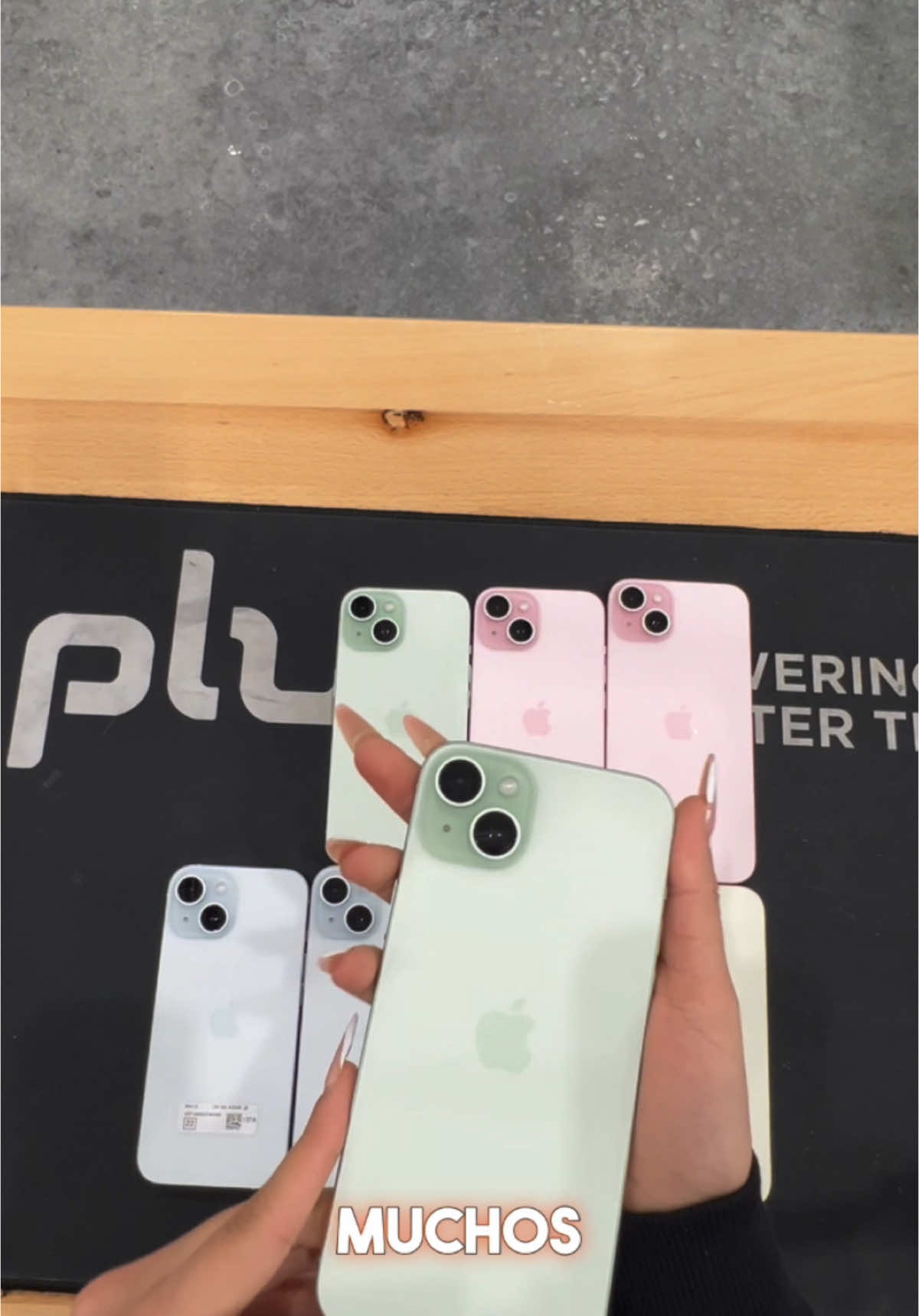 Nuevos iPhones 15 en una variedad de colores