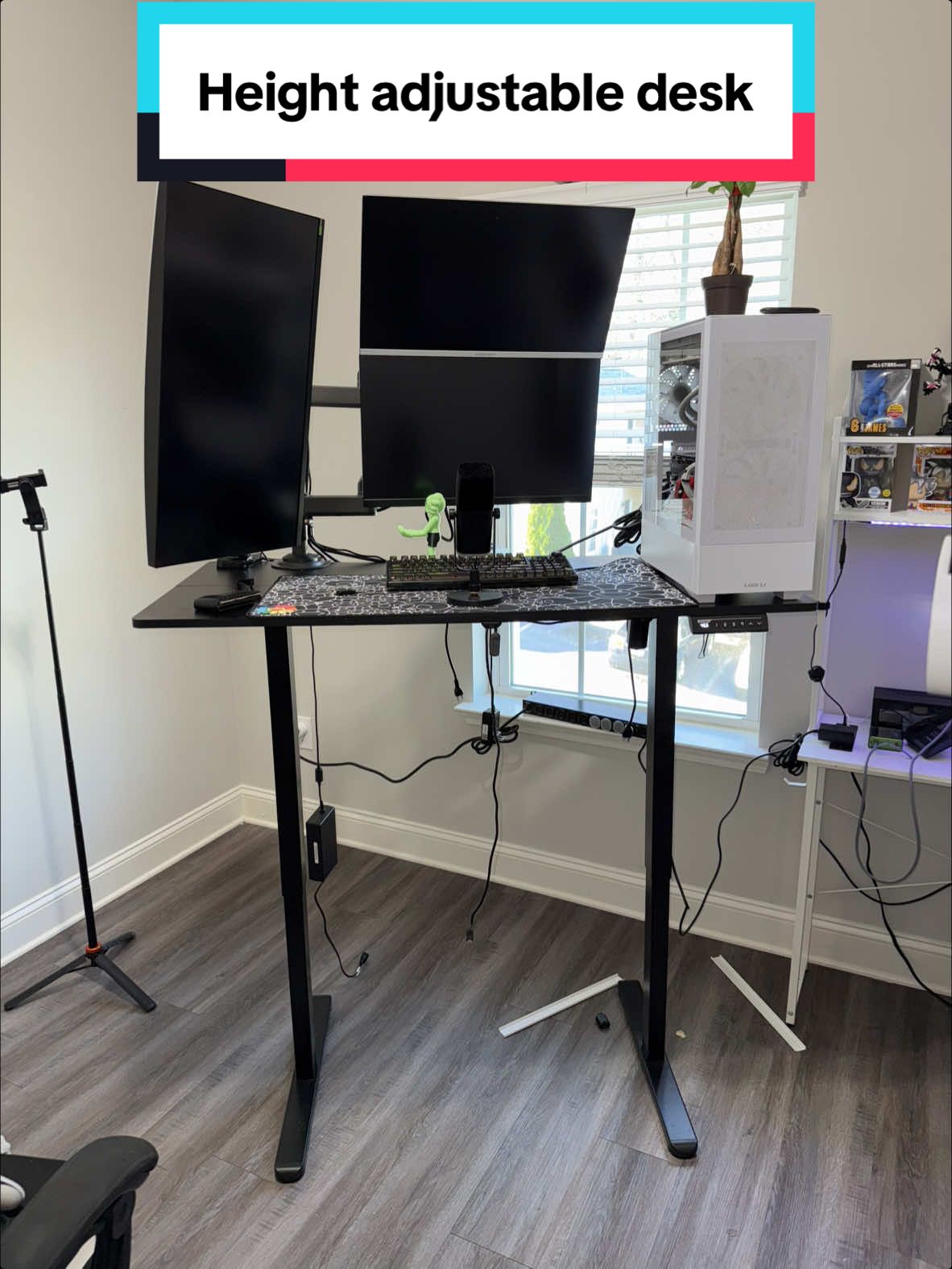 Dont miss out on the deal this height adjustable desk is currently having right now! #TikTokShopHolidayHaul #heightadjustabledesk #desk #gamingdesk #officedesk 