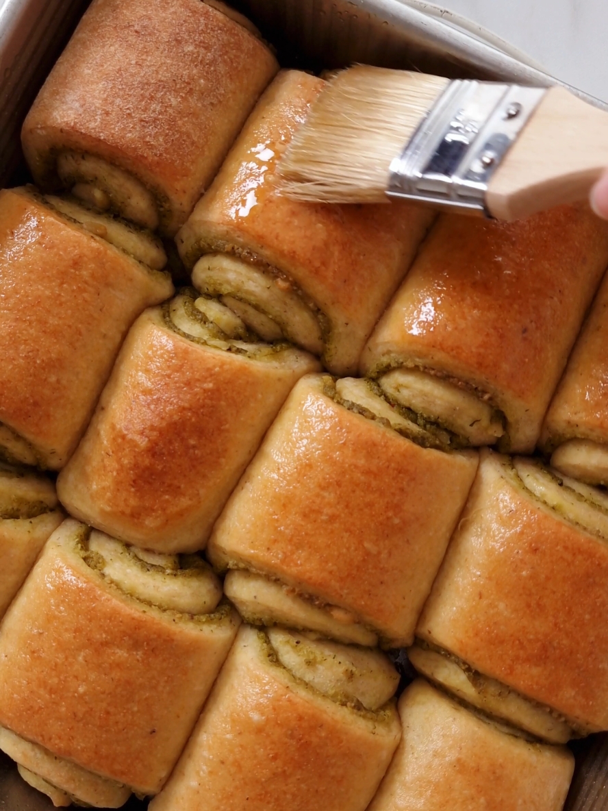 gluten-free vegan pesto rolls 🤤🫶 from my cookbook The Elements of Baking!! pillowy-soft and fluffy, and the pesto filling uses garlic confit so the flavour is OUT OF THIS WORLD – seriously one of the best things I've ever baked 🤌 #pesto #garlicbread #garlicconfit #glutenfree #christmasbaking 