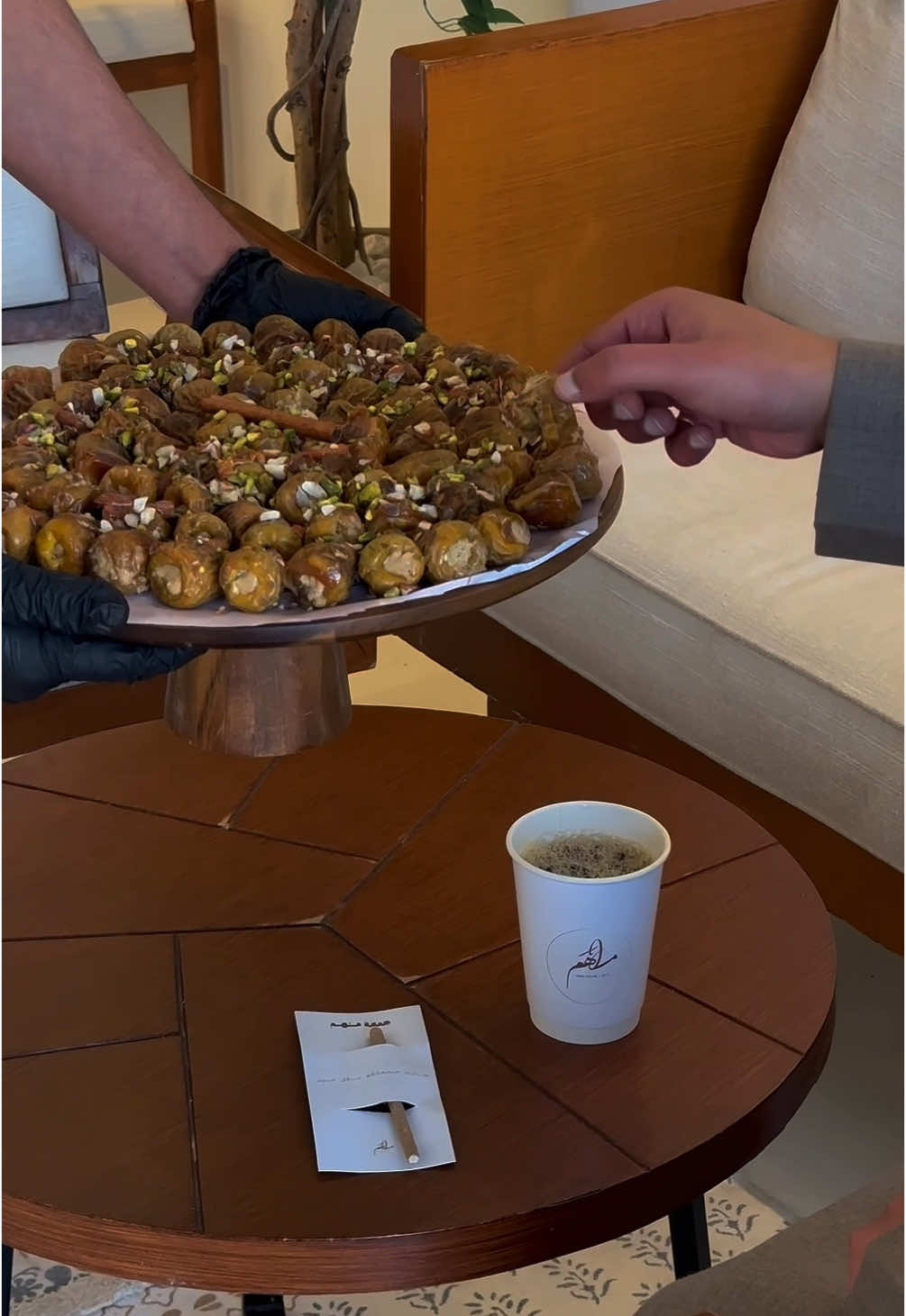 اجواء يوم الجمعة في ملهم🤍 ننتظركم بكل حب و بخصم على قهوة الجمعة 15% من بعد صلاة الجمعة الى الساعة الخامسة مساءً✨✨ #يوم_الجمعة #explore #foryou #fyp #taif #الطائف_الآن #قهوة_الجمعه 