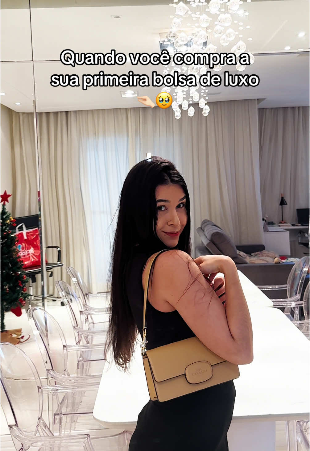 Quando foi a última vez que você se presenteou com algo que queria há tempos? 🥹 Esse foi o presente que eu me dei antes desse ano de 2024 que foi tão incrível terminar.✨ Após meses namorando a marca, pesquisando e avaliando opções, escolhi esse modelo da Coach chamado de Eliza Flap Crossbody, mas eu a apelidei de bolsa de sovaco. 😂 Fiquei na dúvida entre as cores que ela tinha disponível no dia, mas no final, apostei em uma cor mais atemporal para ser a da minha primeira bolsa no segmento de luxo.  . . . #bolsacoach #coachbag #coachny #bolsadeluxo #socialmediabrasil #marketingdigitalbrasil 