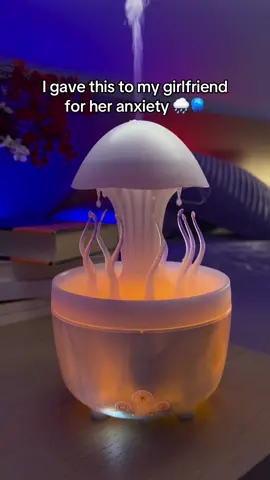 My girlfriend suffers from anxiety and the jellyfish humidifier is really helping her to reduce it 😌🪼 #humidifier #jellyfishhumidifier #anxiety 