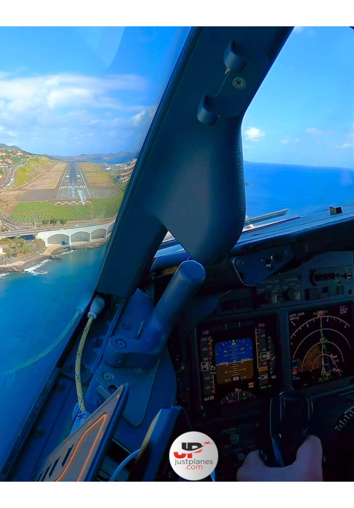 Landing at Funchal #funchal #avgeek #boeing #pilotlife 