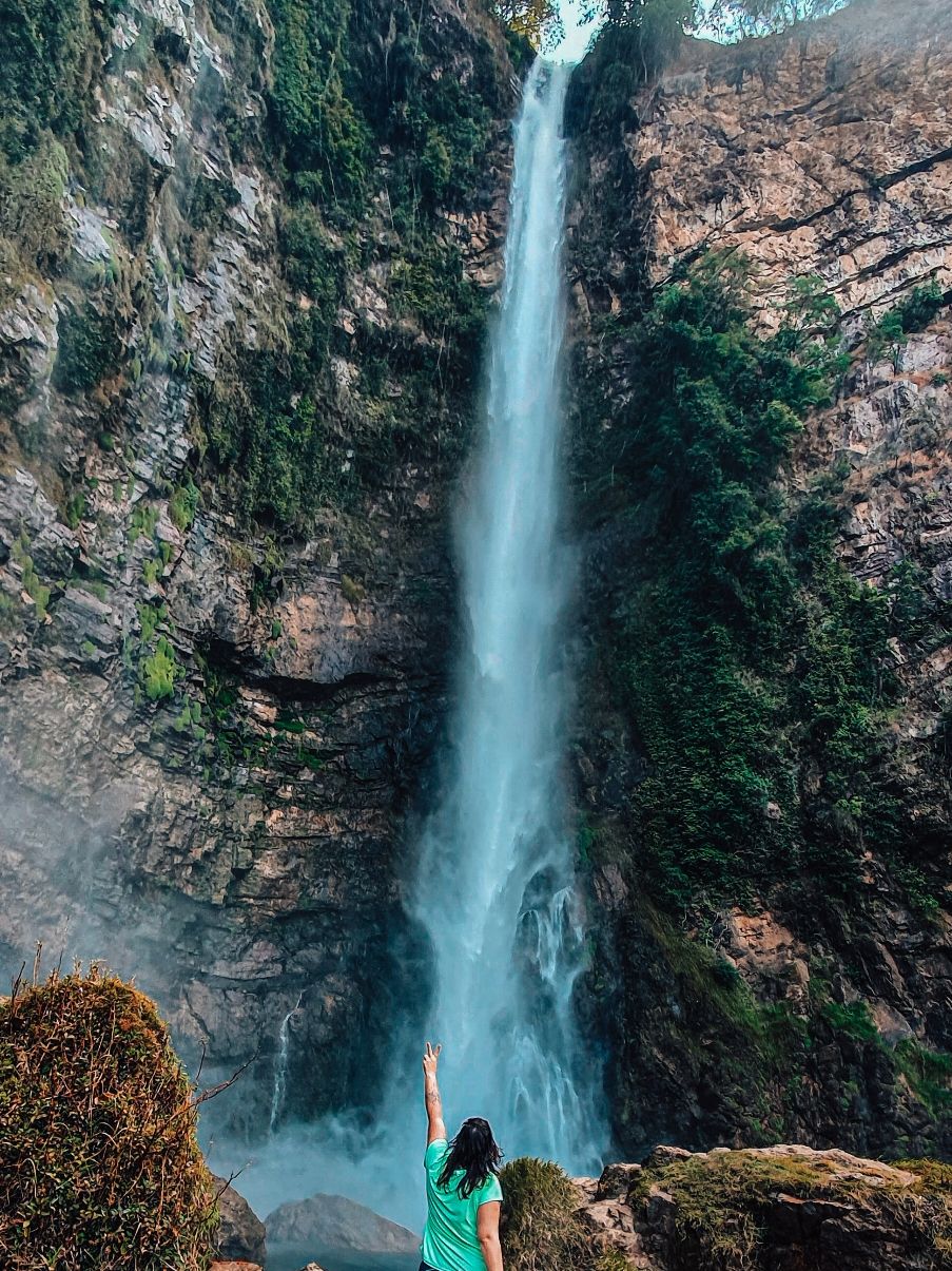 Salto do Itiquira - Formosa GO Imagine o som de uma queda d’água de 168 metros cortando o silêncio da natureza. É assim que o Salto do Itiquira, em Formosa, Goiás, te recebe: com imponência e uma energia difícil de explicar! O acesso é fácil, com uma trilha leve e bem cuidada que te guia até essa obra-prima da natureza. O melhor? Não é só sobre a cachoeira. O parque te envolve com um visual incrível, cheirinho de mato e um clima que faz a correria do dia a dia parecer bem distante. #goias #formosa #cachoeira #saltodoitiquira #brasil #trip #peace #nature #fyp #vaiprofycaramba 