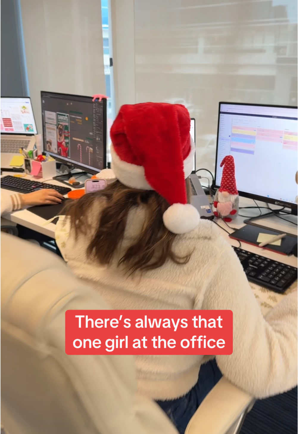 She’s living in a christmas movie✨ #officehumor #corporatelife #worktok #officeholiday #holidayseason #fyp 