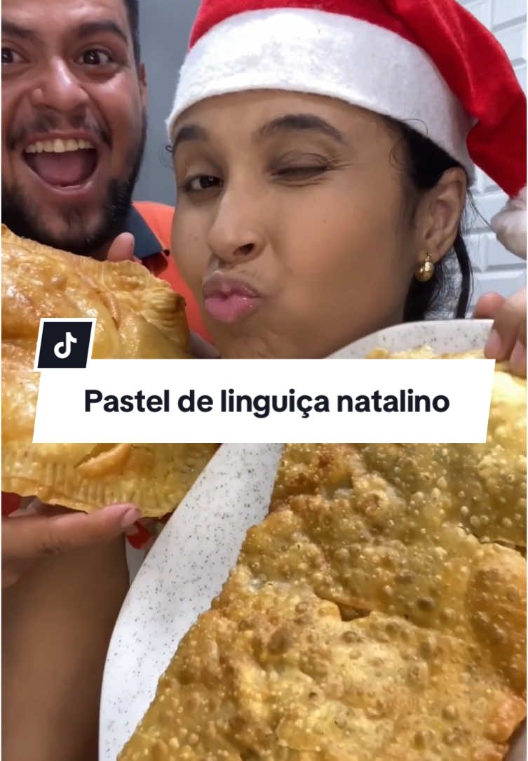 Salve os INGREDIENTES:para o pastel👇🏼😋 Fio de óleo  1 cebola de cabeça  2 tomate 4 linguiça toscana Milho  Cebolinha  Sal a gosto  Massa de pastel pronta  #receitas #casal #donadecasa #pastel #natal 