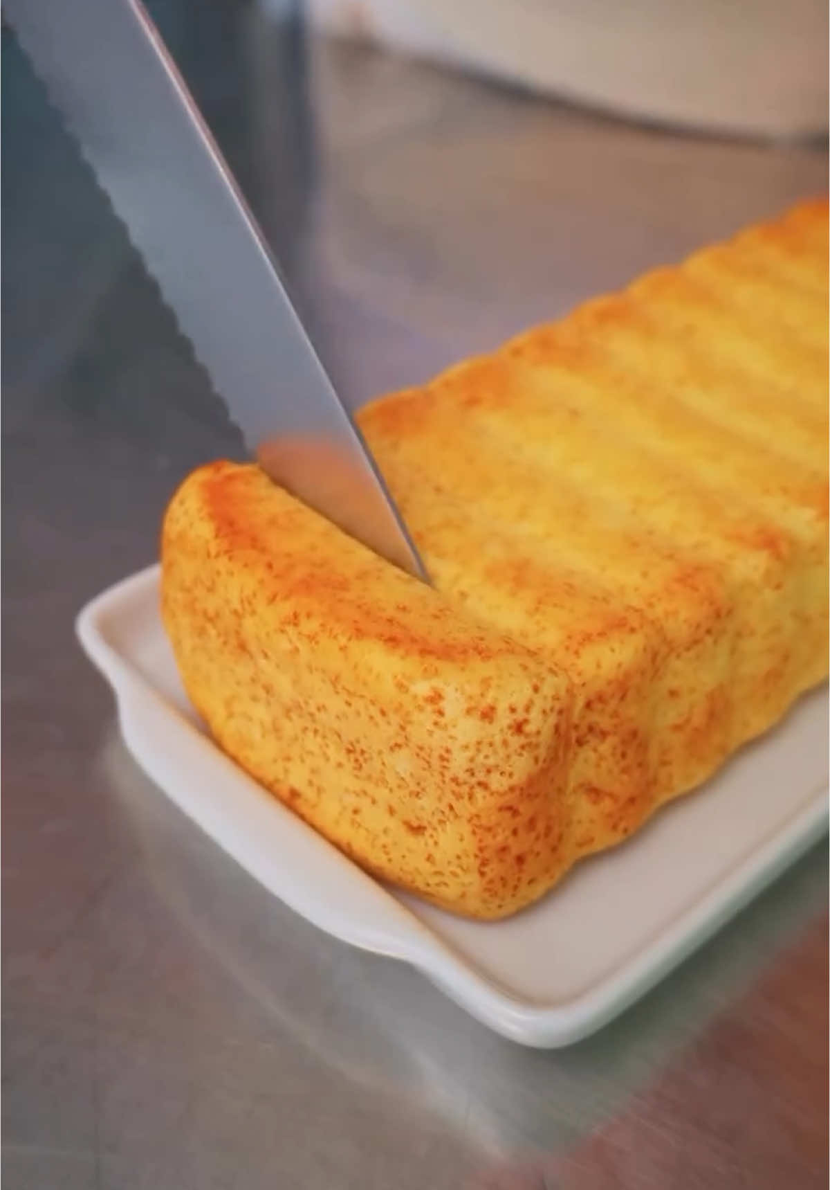 Pão Proteico da Mamãe! 💪🏼 Tecnicamente não é uma pão, mas substitui um perfeitamente e fica delicioso! Ingredientes: 3 ovos (inteiros) 9 colheres de sopa de leite em pó 3 colheres de sopa de água (opcional) Algumas gotas de limão 1 pitada de sal 1 colher de chá de fermento químico Modo de preparo: 1. Passe os 3 ovos por uma peneira para remover o cheiro forte (o famoso “pitiú”). 2. Em uma tigela, misture os ovos peneirados com 9 colheres de sopa de leite e 3 colheres de sopa de água. 3. Acrescente algumas gotas de limão à mistura. Isso ajuda a neutralizar o cheiro do ovo. 4. Adicione uma pitada de sal e, por último, 1 colher de chá de fermento químico. Mexa bem até a massa ficar homogênea. 5. Unte uma forma com manteiga e despeje a massa. 6. Leve ao forno pré-aquecido a 160°C por 35 minutos ou até o pão estar firme e dourado. 7. Retire do forno, deixe esfriar um pouco e desenforme. Pronto! Um pão proteico simples, delicioso e aprovado pela mamãe! ______________________________________________ Gostou da dica? Salva esse vídeo e segue @a.receita.saudavel ❤️ - Dica: @vitorporpino  #comida #emagrecer #emagrecimento #receitasfit #receitas #receita 