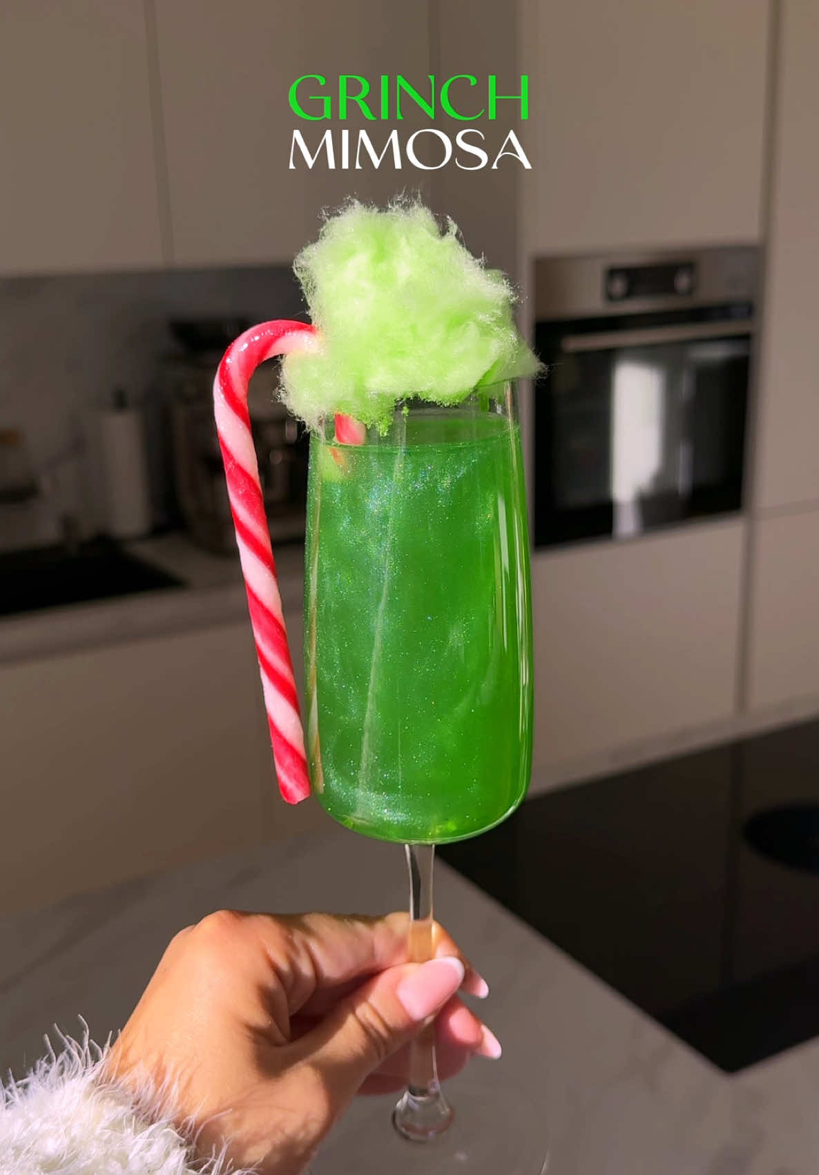 winter drink idea: grinch mimosa’s 🥂💚 #grinch #grinchcocktail #cocktail #christmas #christmasdrinks #christmascocktails #christmasrecipes #xmasdrinks #xmascocktails #xmasrecipes #holidaydrinks #holidaycocktail #wintercocktails #mimosa #grinchmimosa #winterdrinks