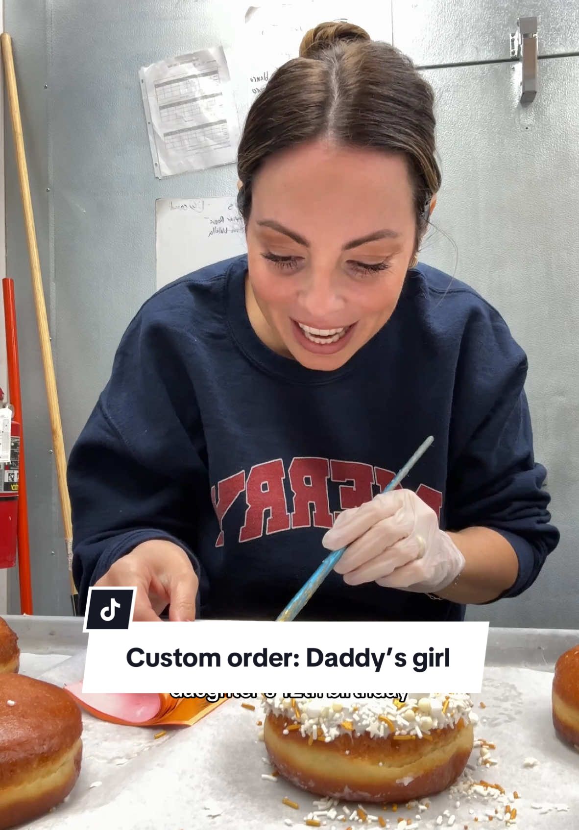 “Thats my face!” 🥹😭😍 #donut #customorder #donutshop #vegas #lasvegas #food #mom #surprise #latinaowned #daddysgirl  