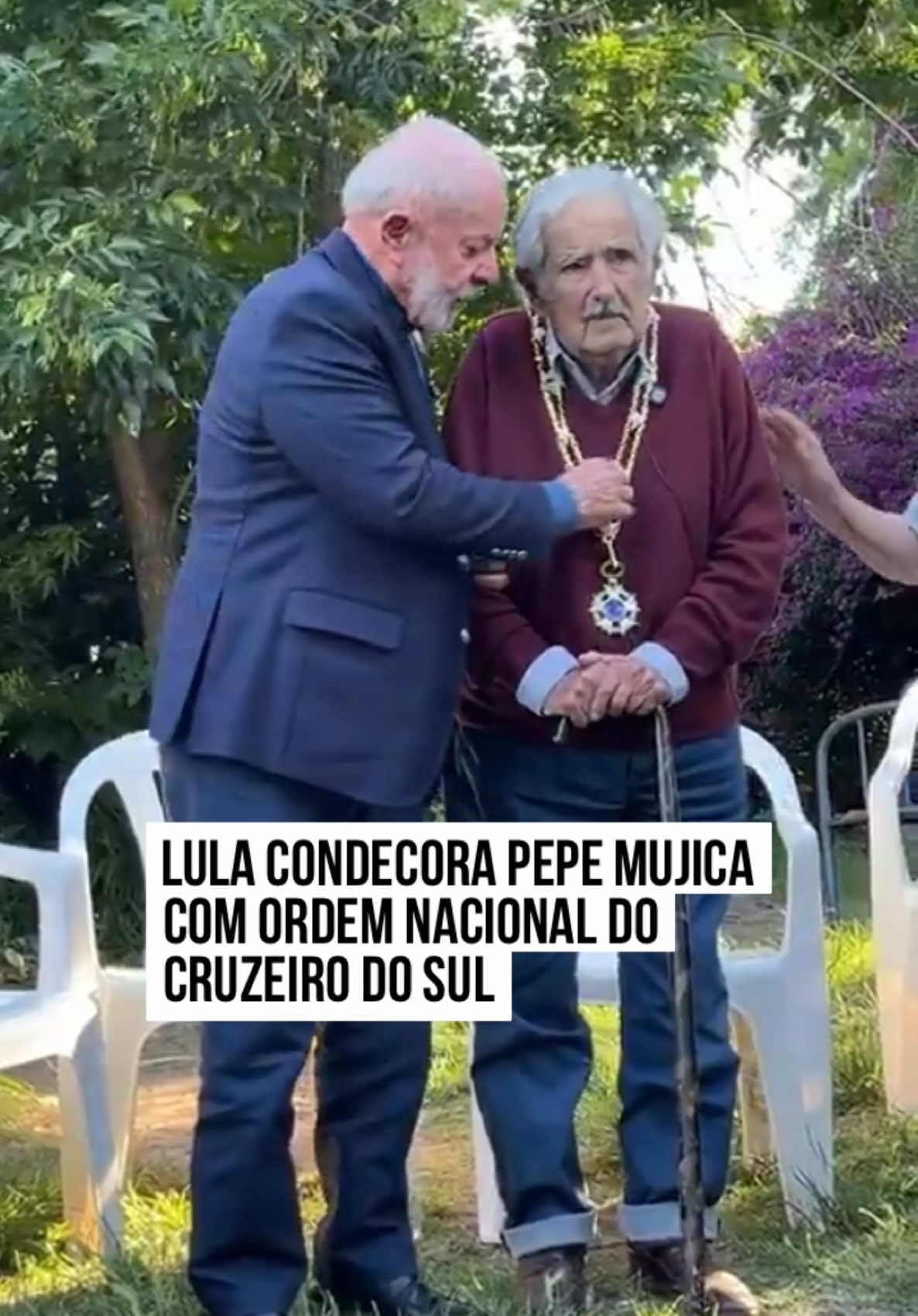 Emocionado, o #presidente Luiz Inácio #Lula da Silva (PT) condecorou José “Pepe” #Mujica,  ex-presidente do #Uruguai, com a Ordem Nacional do Cruzeiro do Sul, maior honraria brasileira. O momento de entrega da medalha foi registrado em vídeo e aconteceu no sítio onde o uruguaio mora, em Rincón del Cerro, zona rural de #Montevidéu.  “É uma emoção poder condecorar o grande companheiro Pepe Mujica com a maior honraria brasileira, a Ordem Nacional do Cruzeiro do Sul, por sua incansável luta pelo melhor da América Latina e do mundo. Um exemplo para todos nós”, diz a legenda da publicação na conta oficial do  presidente Lula, no #X.  No vídeo, o mandatário brasileiro diz que a honraria se dá não pelo cargo presidencial ocupado Pepe Mujica, mas pelo “fato de ele ser companheiro”. “Eu te agradeço, querido”, diz Mujica em resposta. #TikTokNotícias