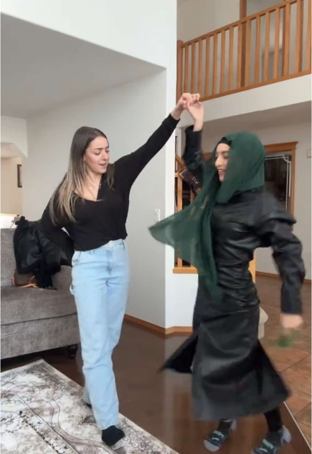 Yallah 3ala Dal3oonaaa💃🏼👯‍♀️❤️ @Saint Levant #dabke #dabka #arab #tiktokarab #arabtiktok #bestie #bestfriend 