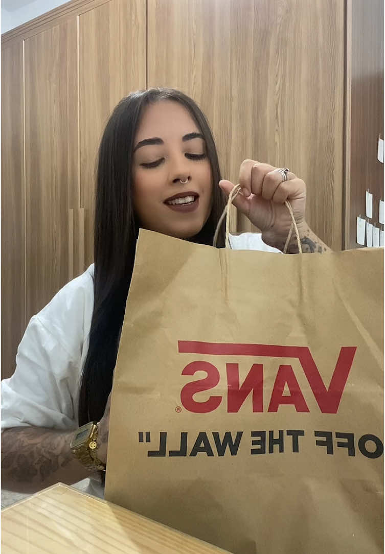 Como eu queria essa belezinha 🥹 @Vans  . . . . . . . . . #moments #bolsa #vans #trends #storytime #dayinmylife #novanotiktok #