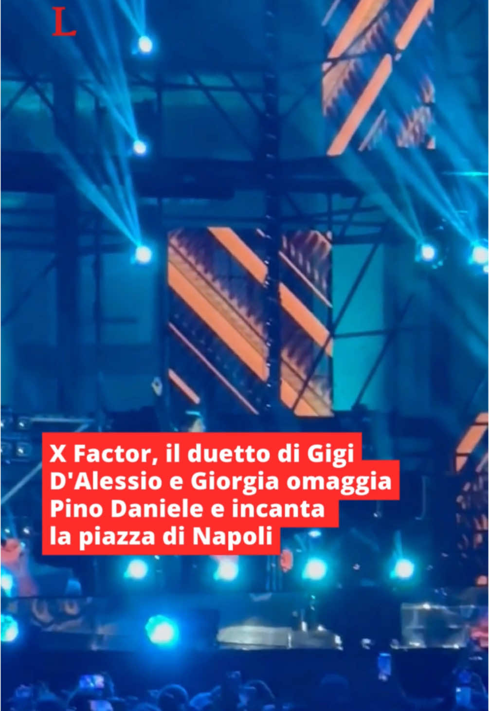 Piazza del Plebiscito è casa sua e lo ha accolto con un boato. #GigiDAlessio - da oltre trent’anni cantautore, compositore, produttore discografico e showman da record per eccellenza - è stato uno degli ospiti della finale di #XFactor.  L'artista si è esibito in una sfilza di successi: 