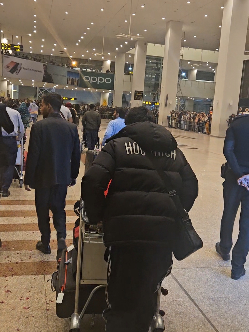 Tryna spot my brother in a busy crowd ✈️🇵🇰🙌 #forupage #fyp #viral #trendingvideo #islamabadairport #pakistan #memories #holiday #vibes #mirpur_ajk #mangladam #viralpost